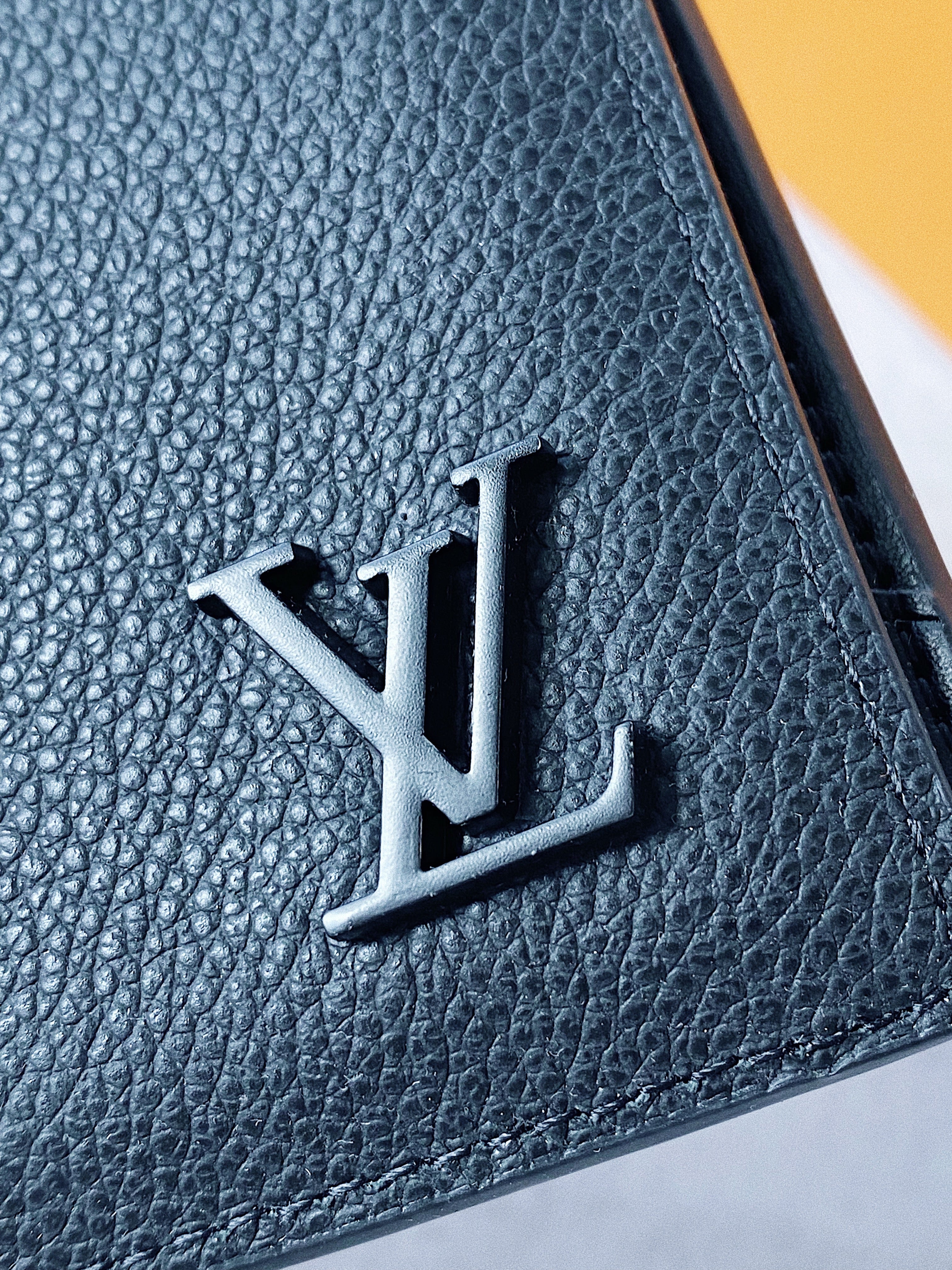 [TOP] Louis Vuitton LV L*V Plain Leather Logo Folding Men Wallet - Black