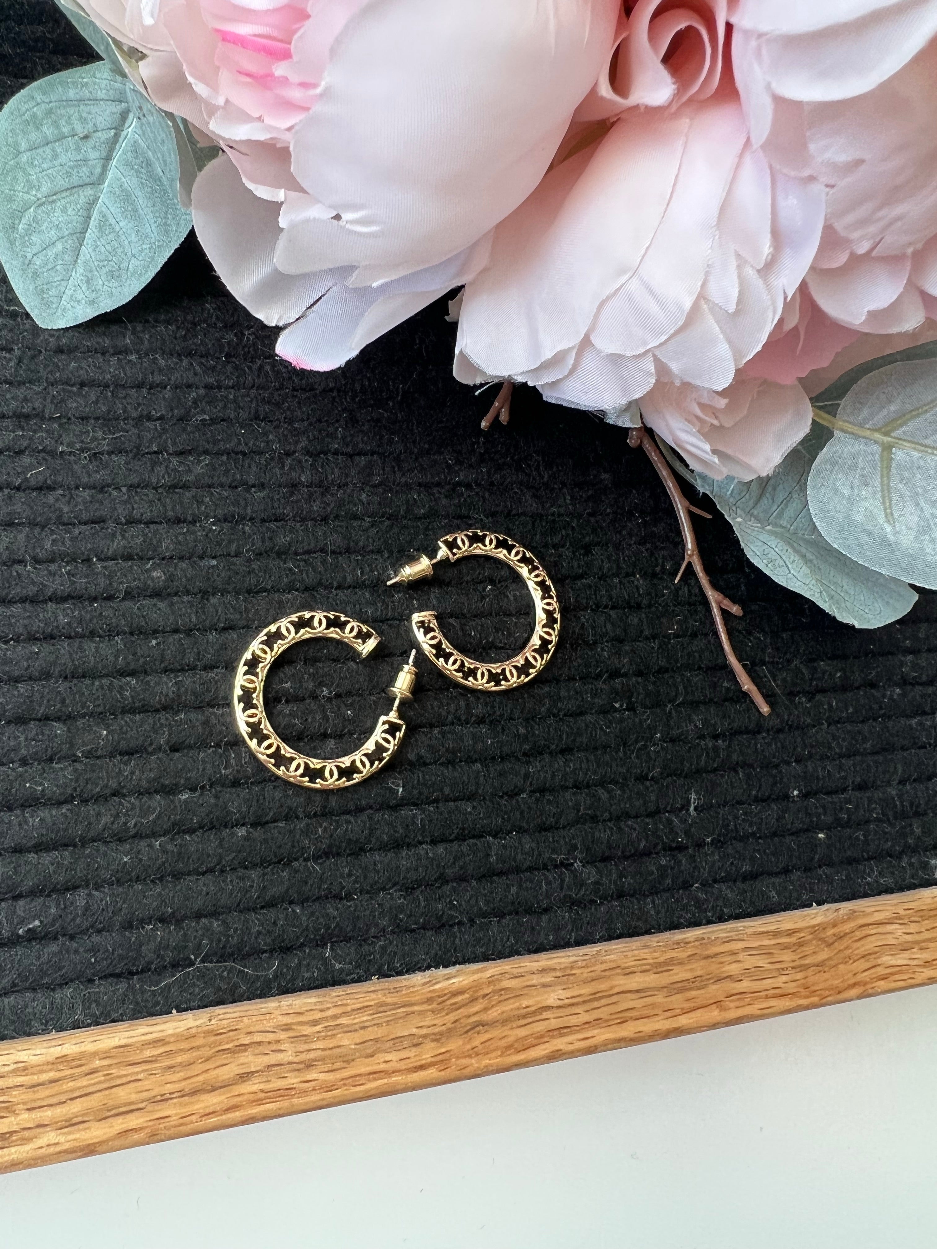 [TOP] CHANEL  Loop Logo Earrings - Gold