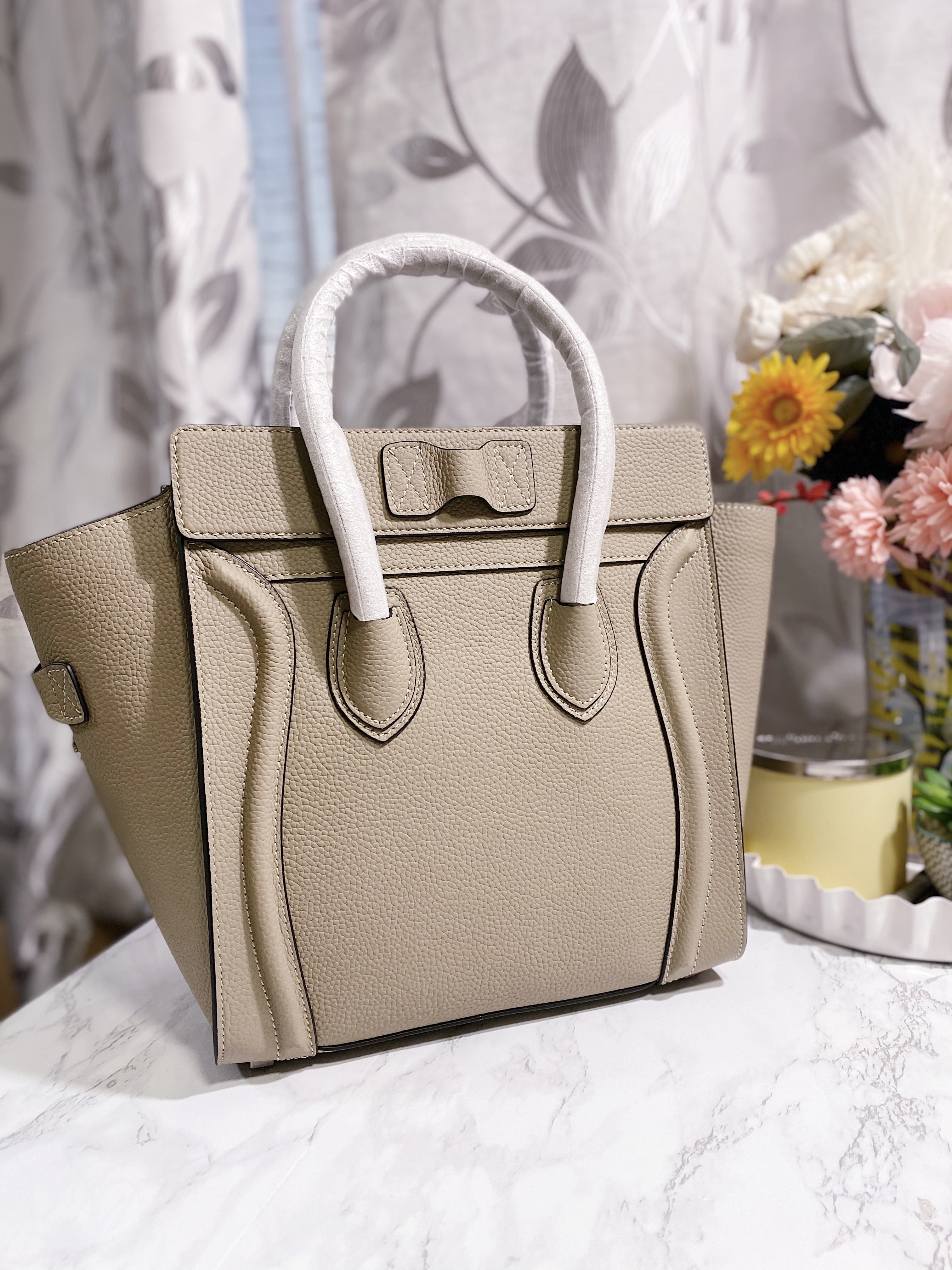 [TOP] CELINE Micro Luggage Hanbag 26x26x14cm   - Tan