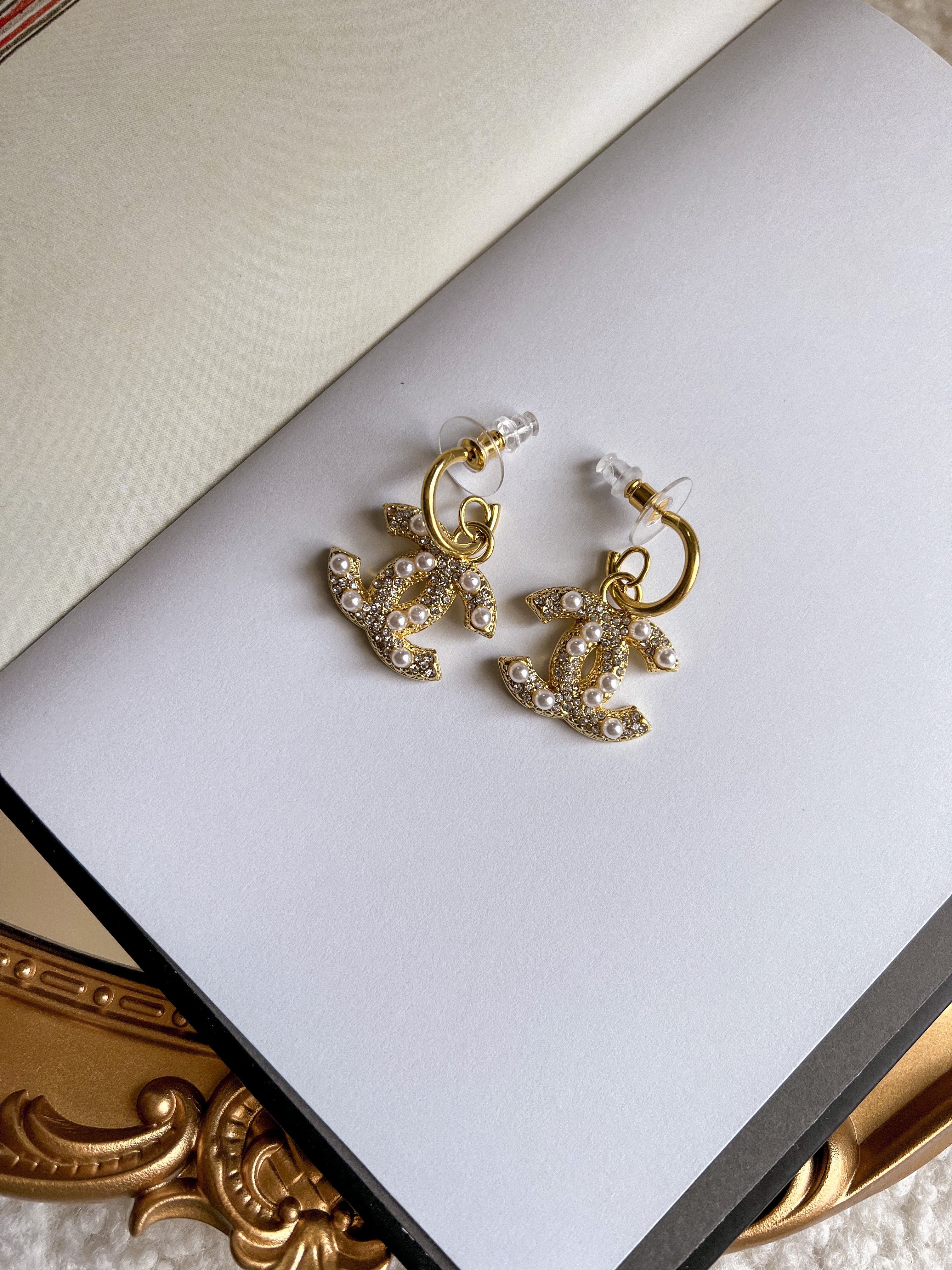 [TOP] CHANEL Drop Dangle Earrings w Pearls
