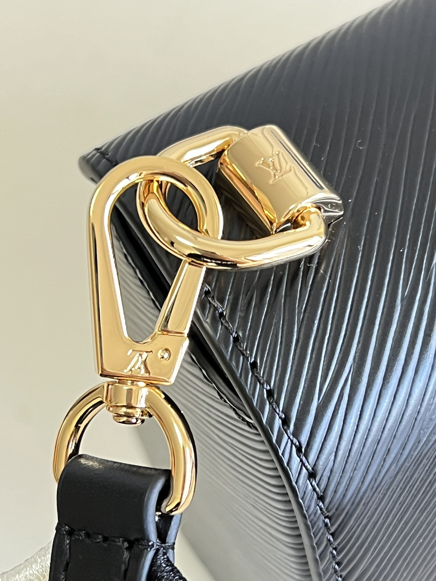 [TOP] Louis Vuitton LV Epi Twist Bag  23 x 17 x 9.5 cm- BLACK