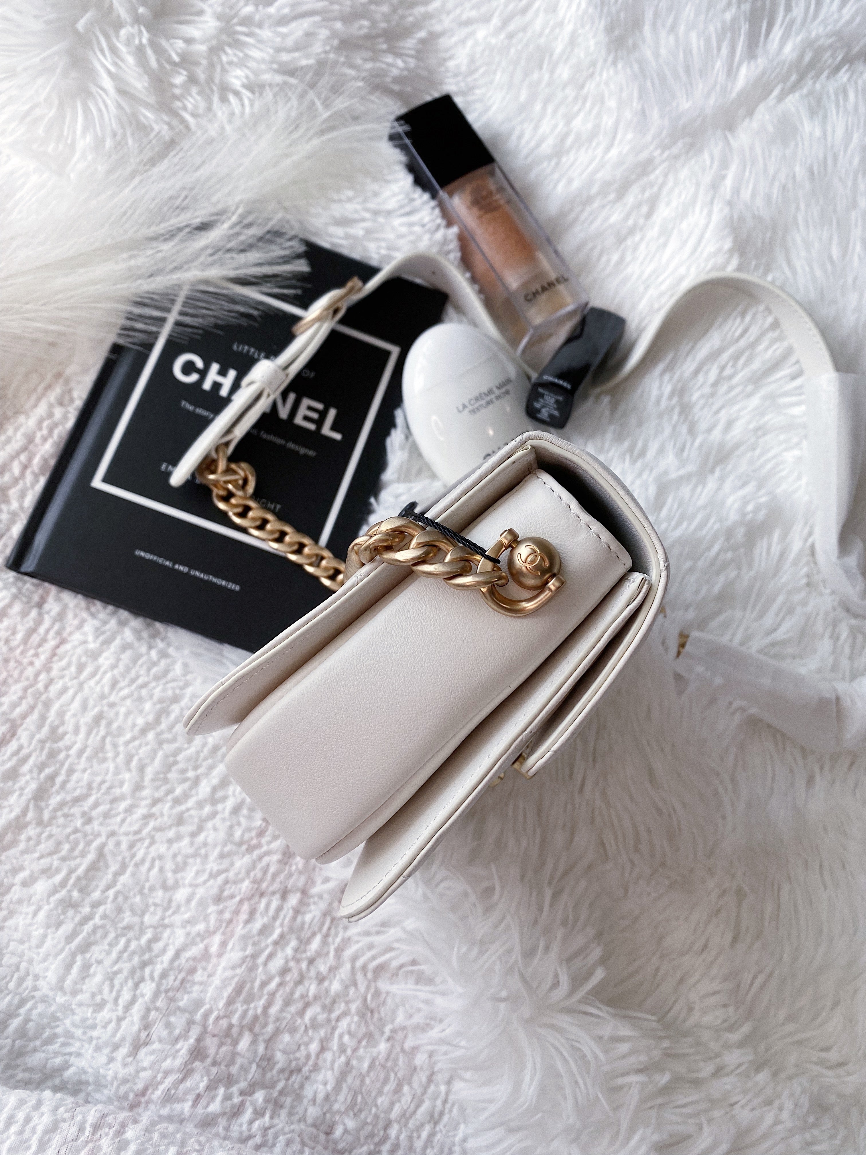 [TOP] CHANEL Messenger Bag Calfskin Mini - White