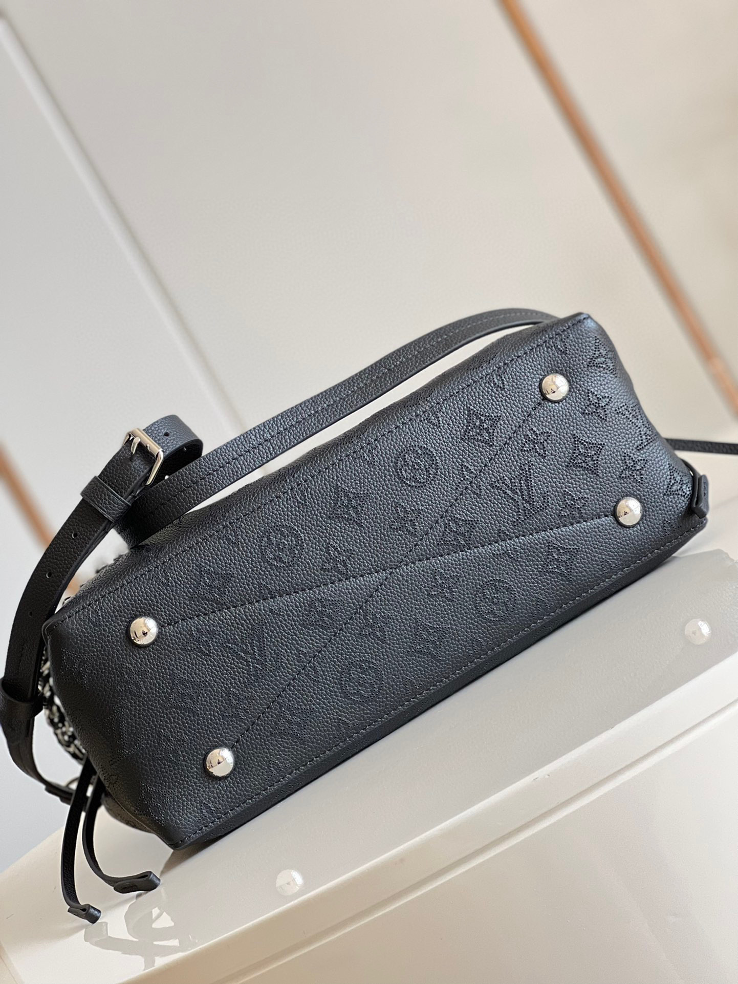 [TOP] Louis Vuitton LV Mahina Bella Tote Bag - Black/White/Beige