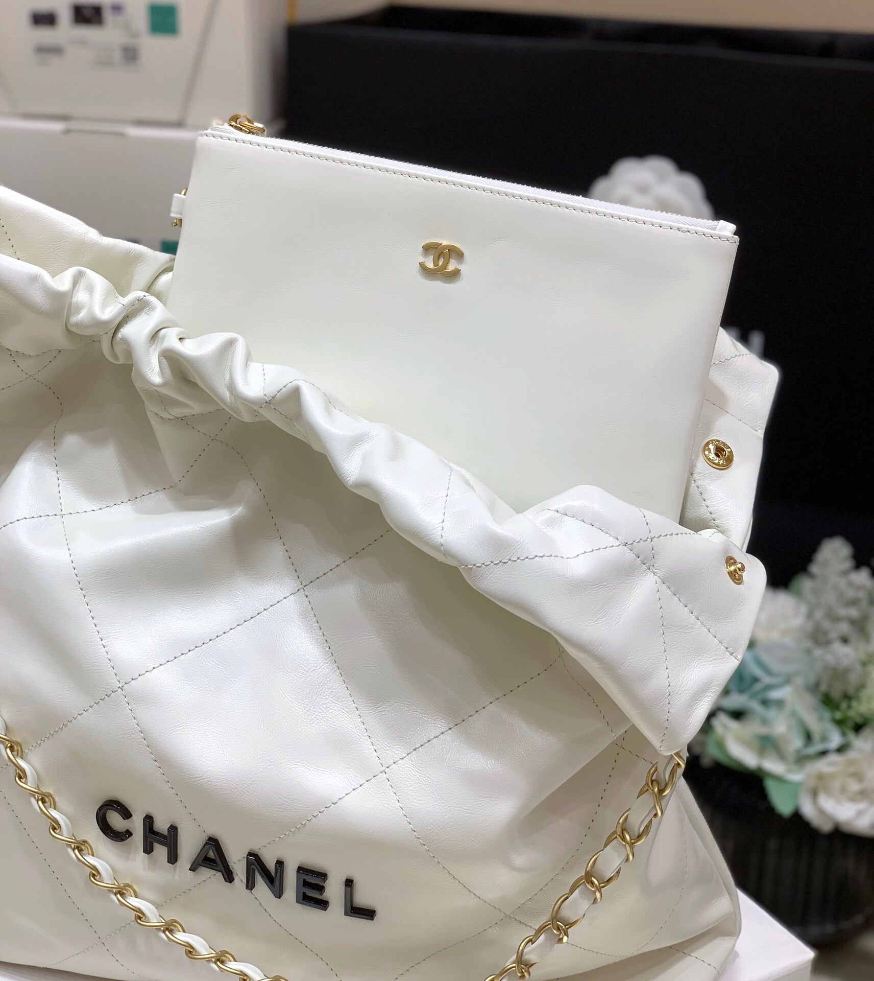 [TOP] CHANEL 22 Bag Small 35cm - White & GHW