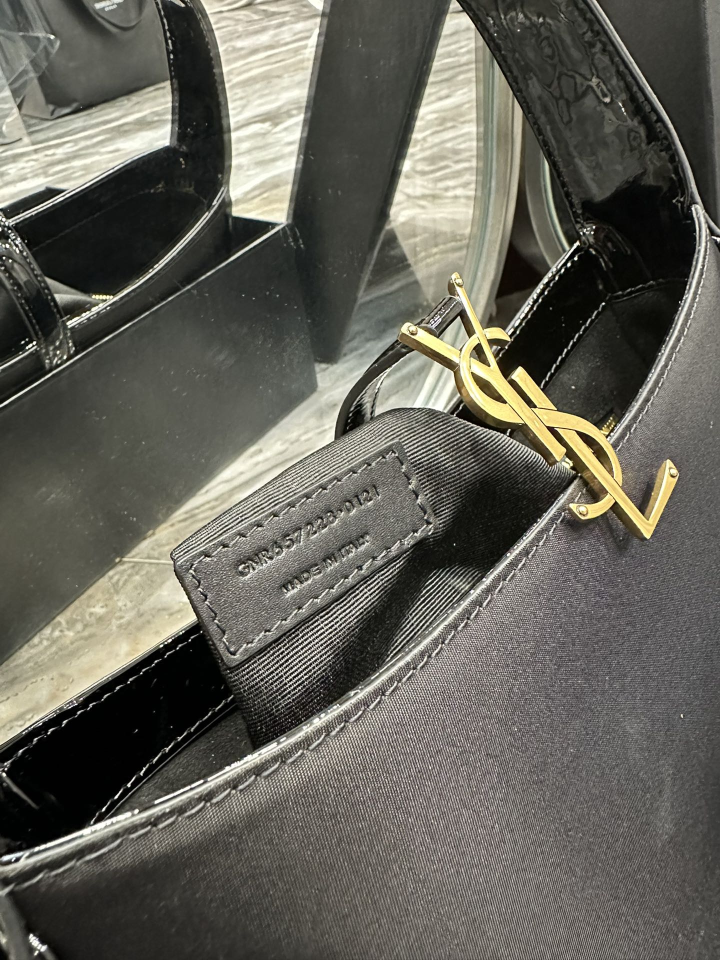 [TOP] Yves Saint Laurent YSL LE 5A7 Shoulder Bag - Black&GHW