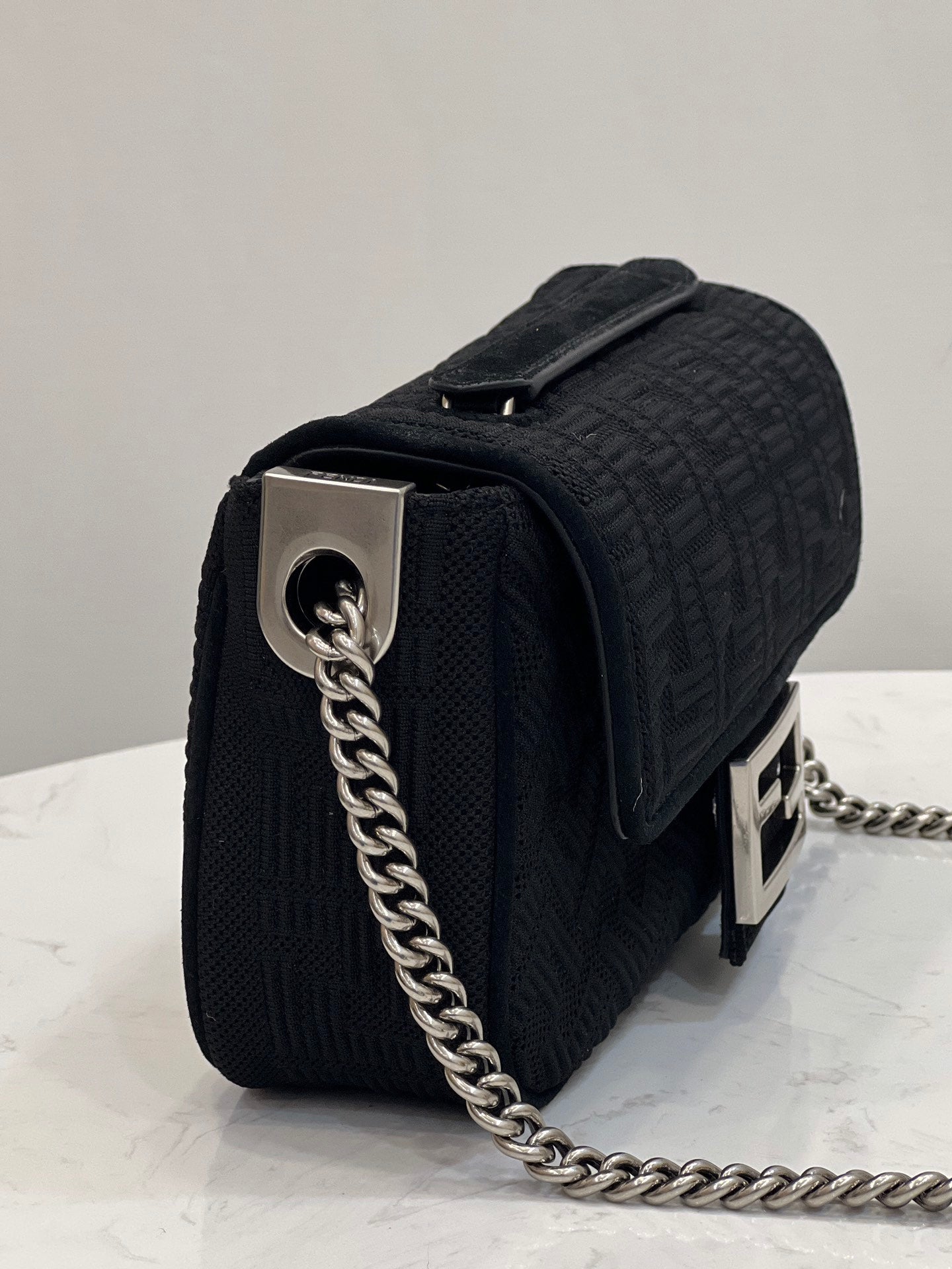 [TOP] FENDI FENDI Baguette Medium Chain Bag - Black