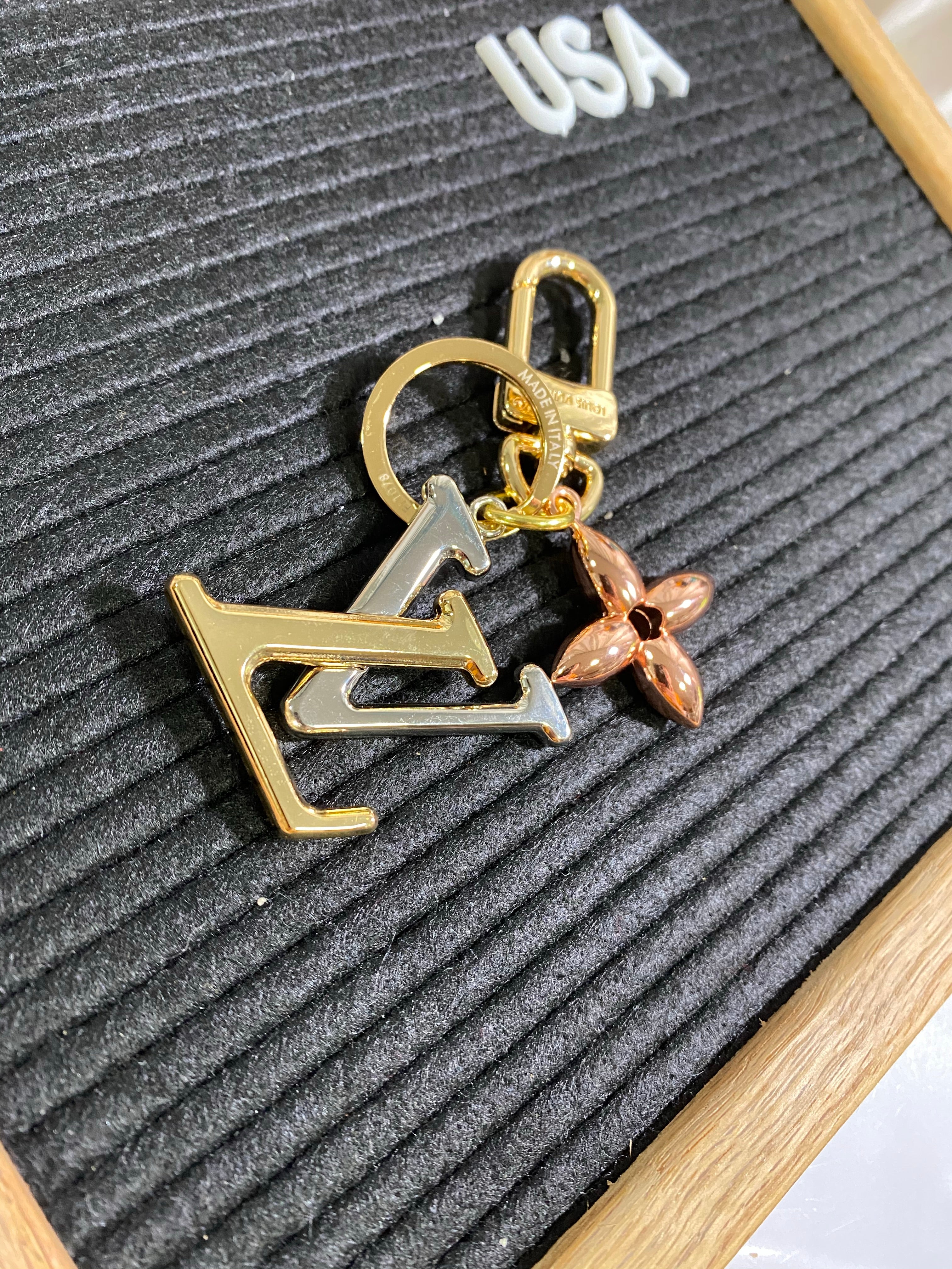 [TOP] Louis Vuitton LV LV New Wave Bag Charm Key Holder