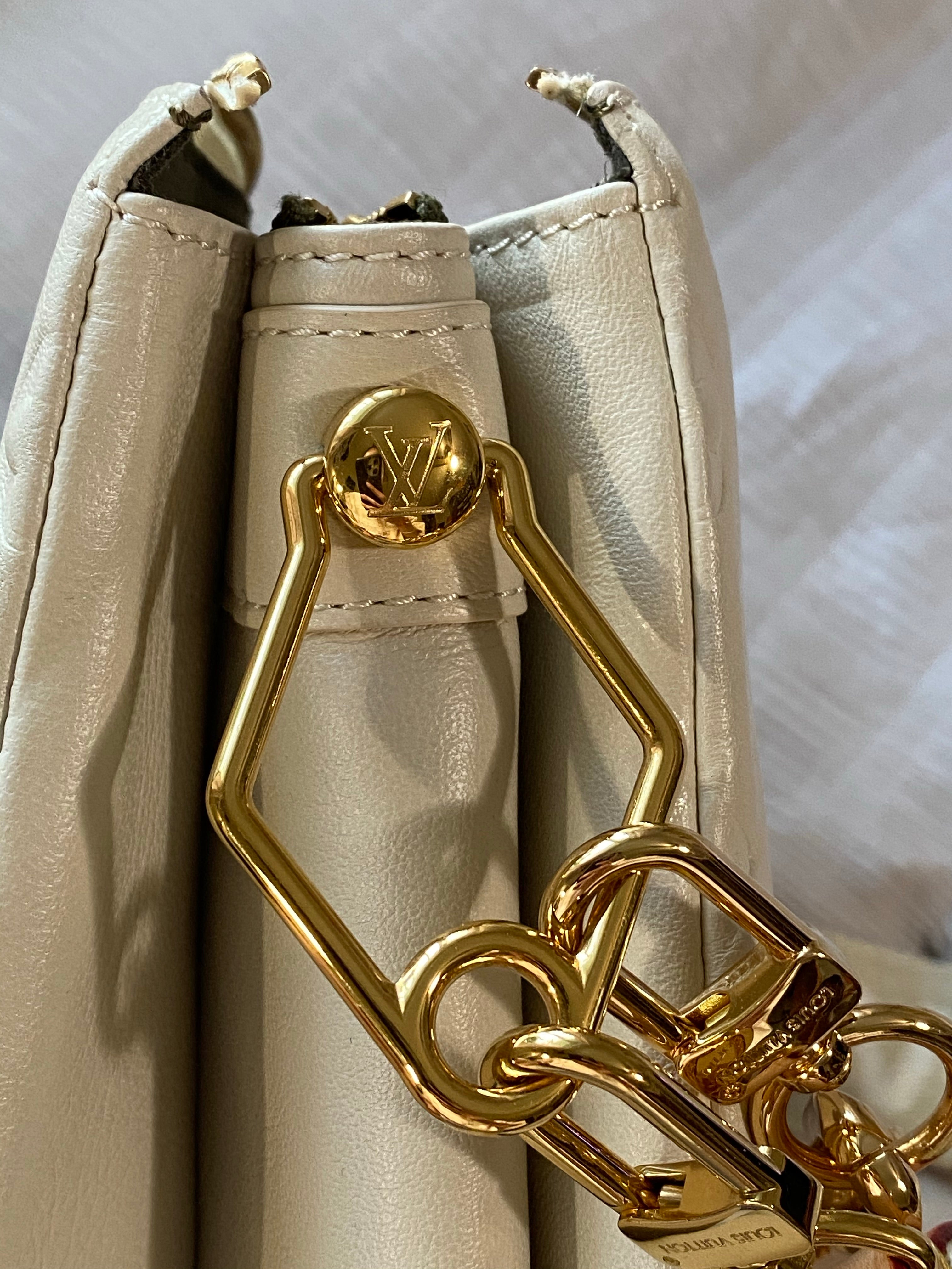 [TOP] Louis Vuitton LV Coussin 26x20x12cm - Cream