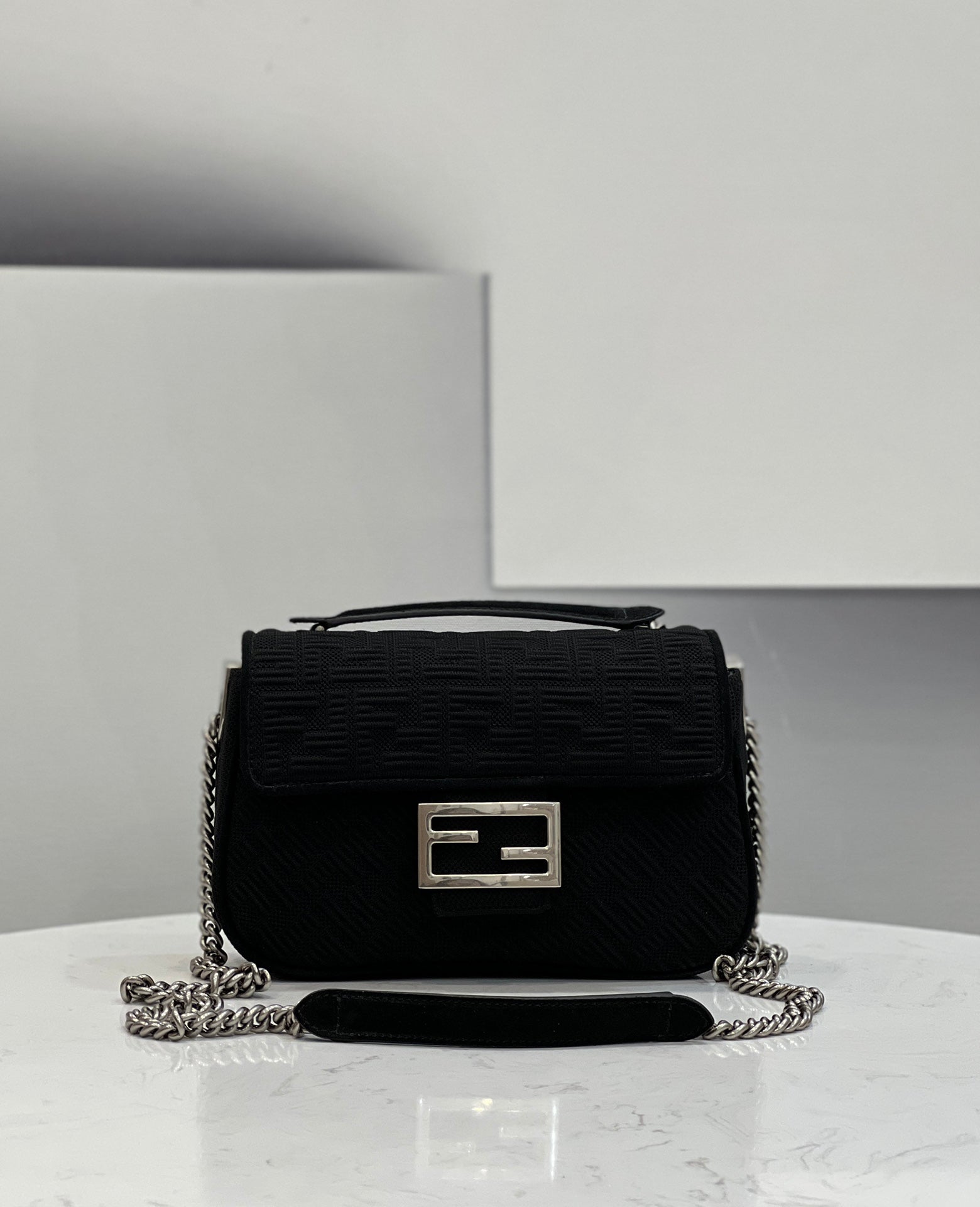 [TOP] FENDI FENDI Baguette Medium Chain Bag - Black