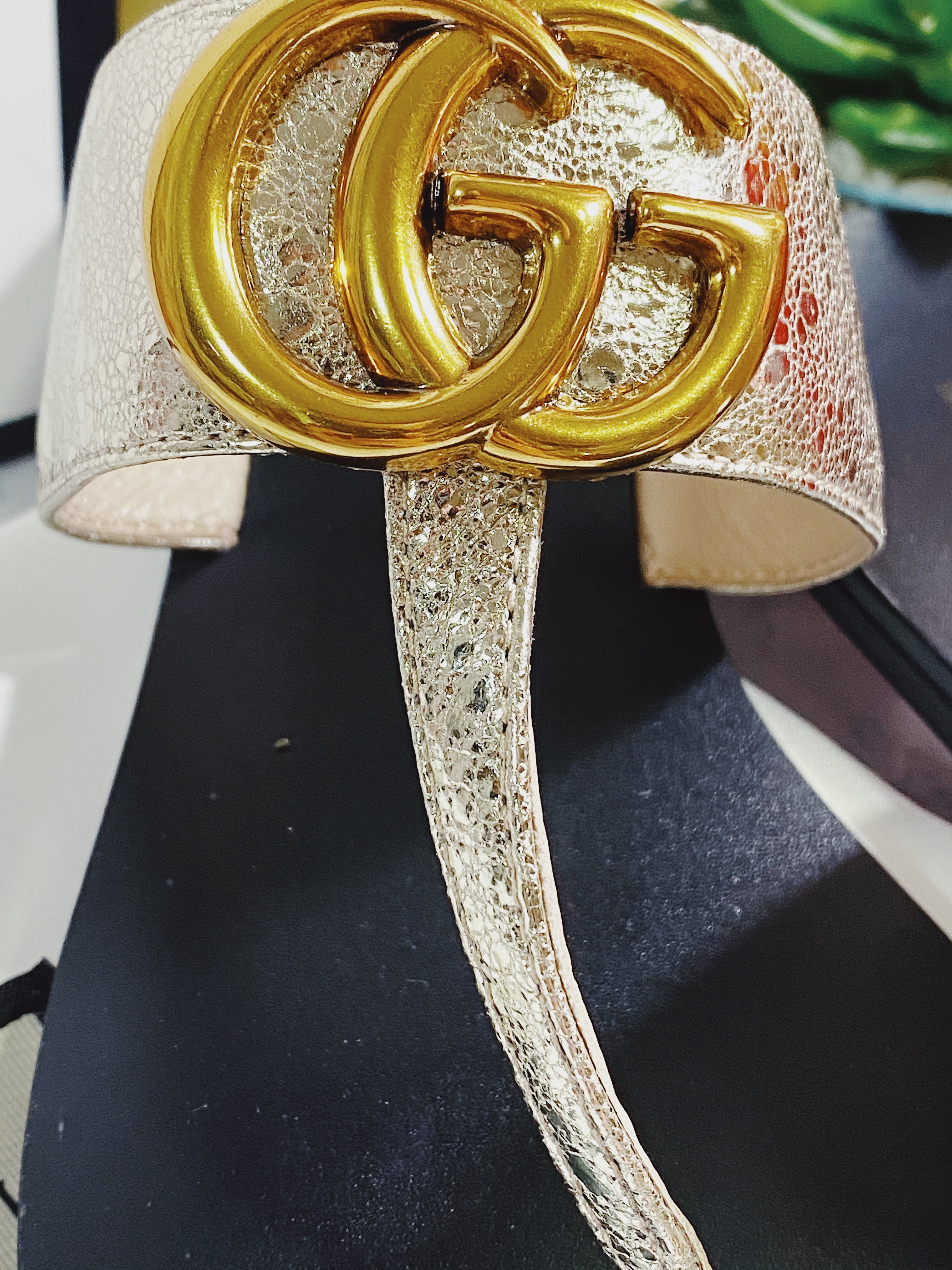 [TOP] GUCCI Thong Sandals - Gold