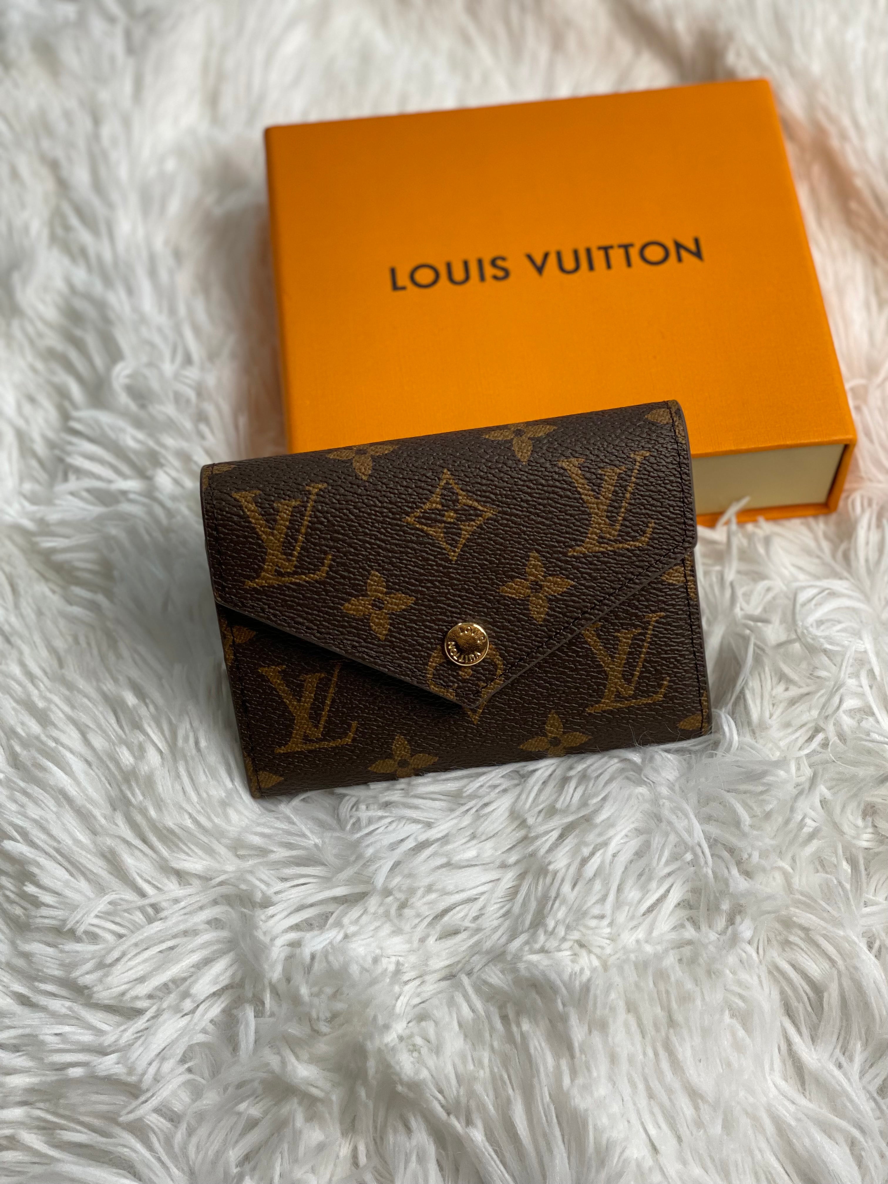 [TOP] Louis Vuitton LV £V Monogram Victorine Fold Wallet