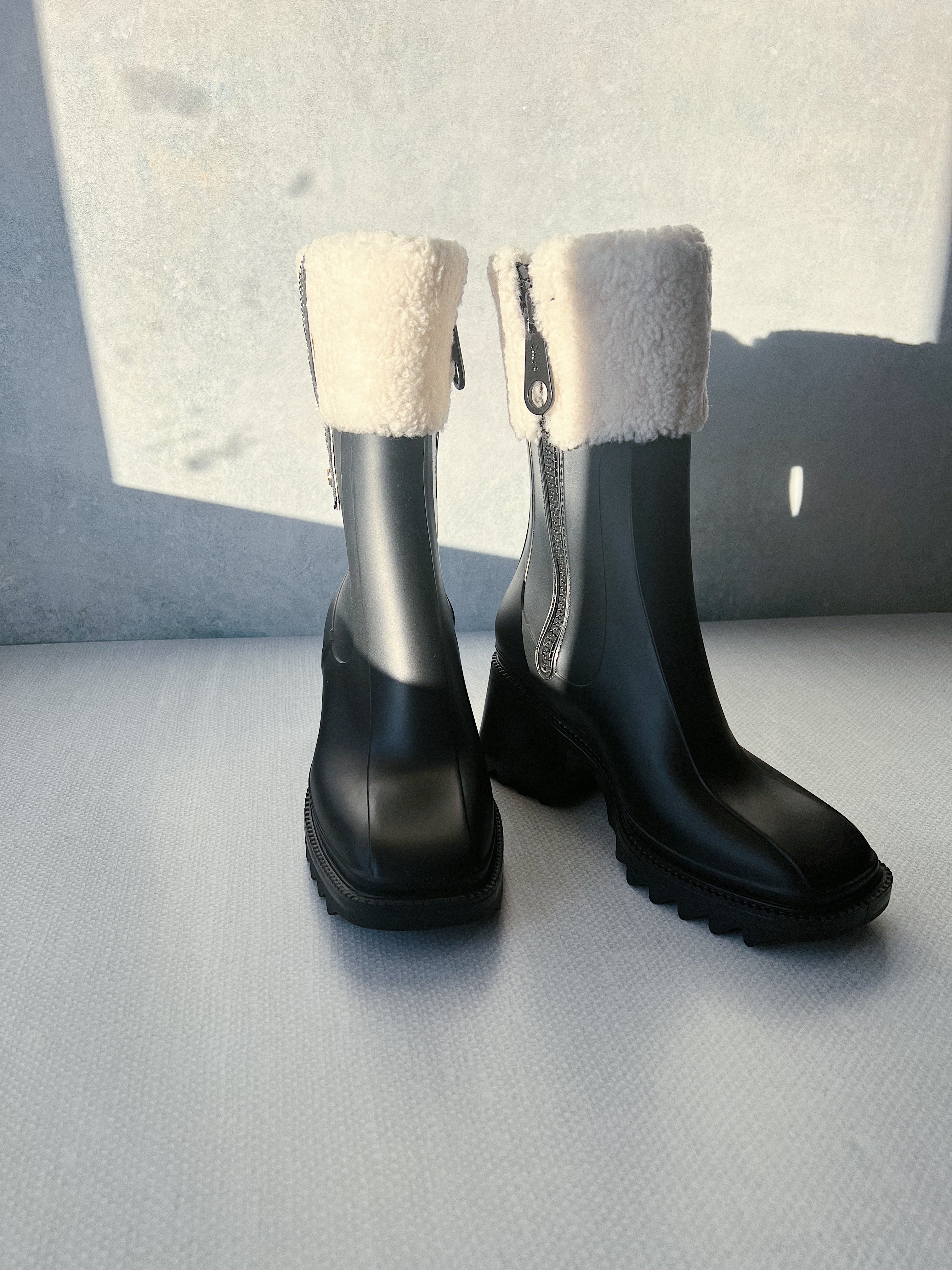 [TOP] Chloe Shearling Cuff Rain Boots - Black