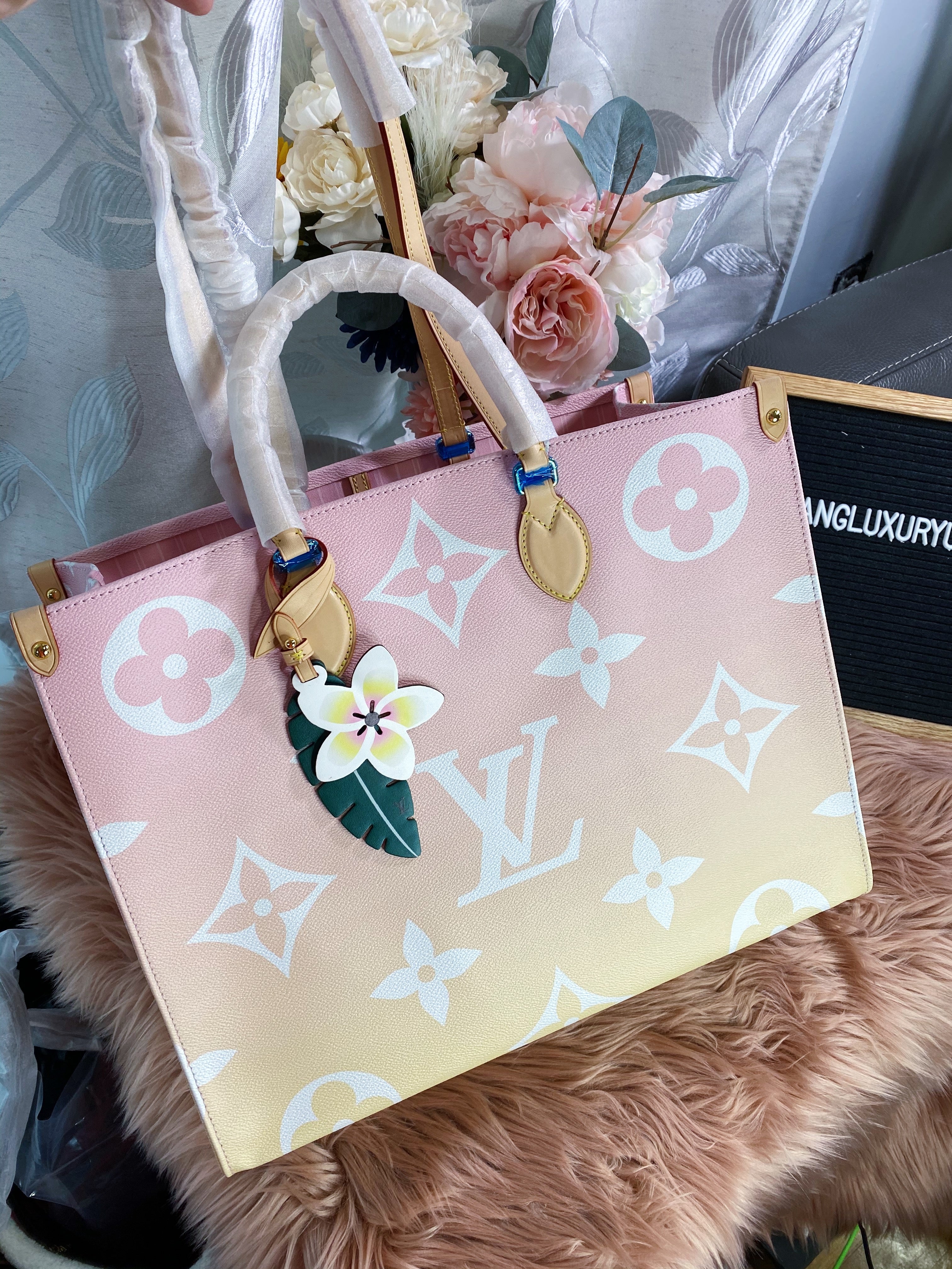 [TOP] Louis Vuitton LV On The Go GM By The Pool 41x34x19cm - Pink