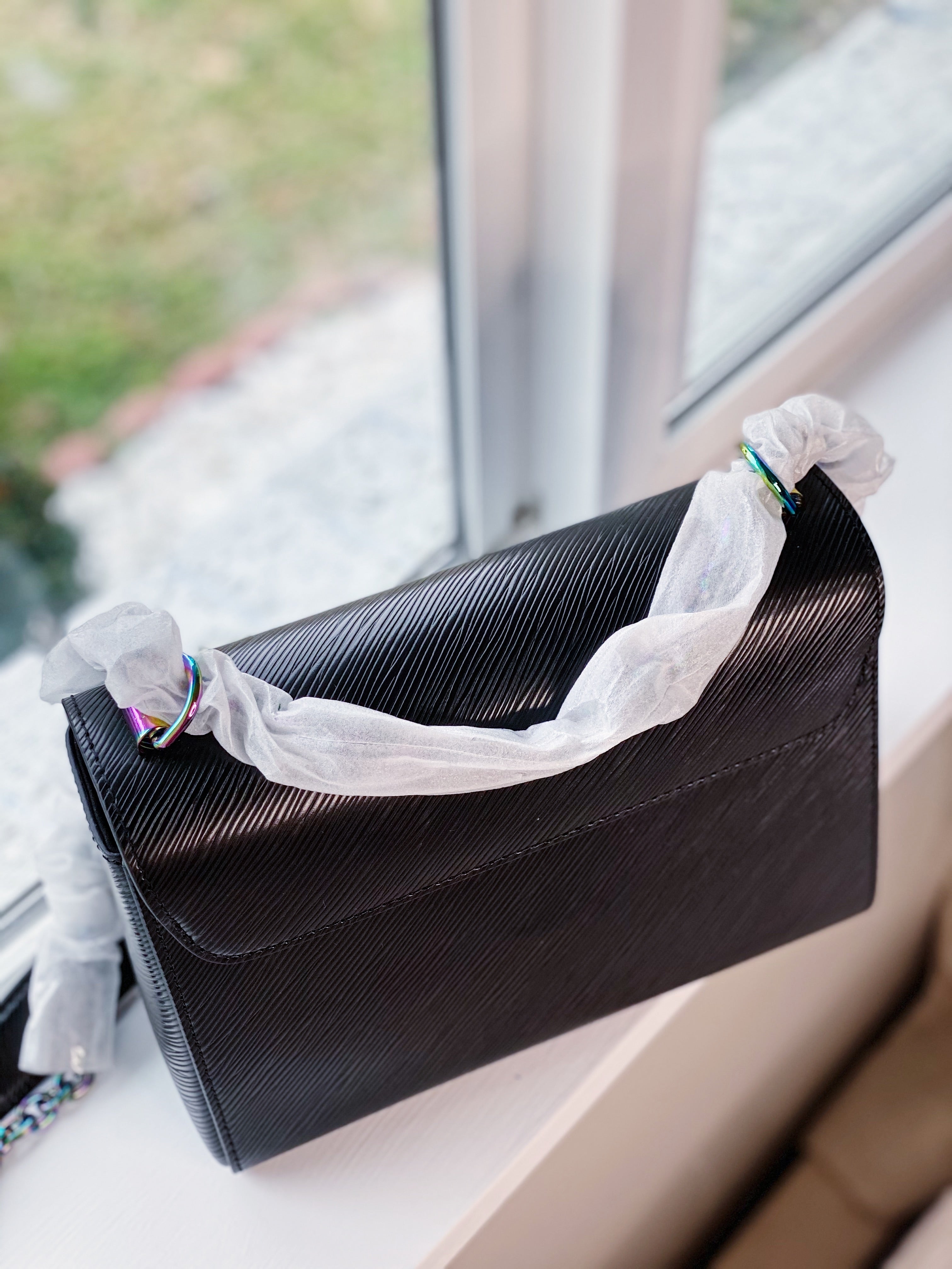 [TOP] Louis Vuitton LV £V Epi Twist Chain Bag 23X17X9.5CM - BLACK