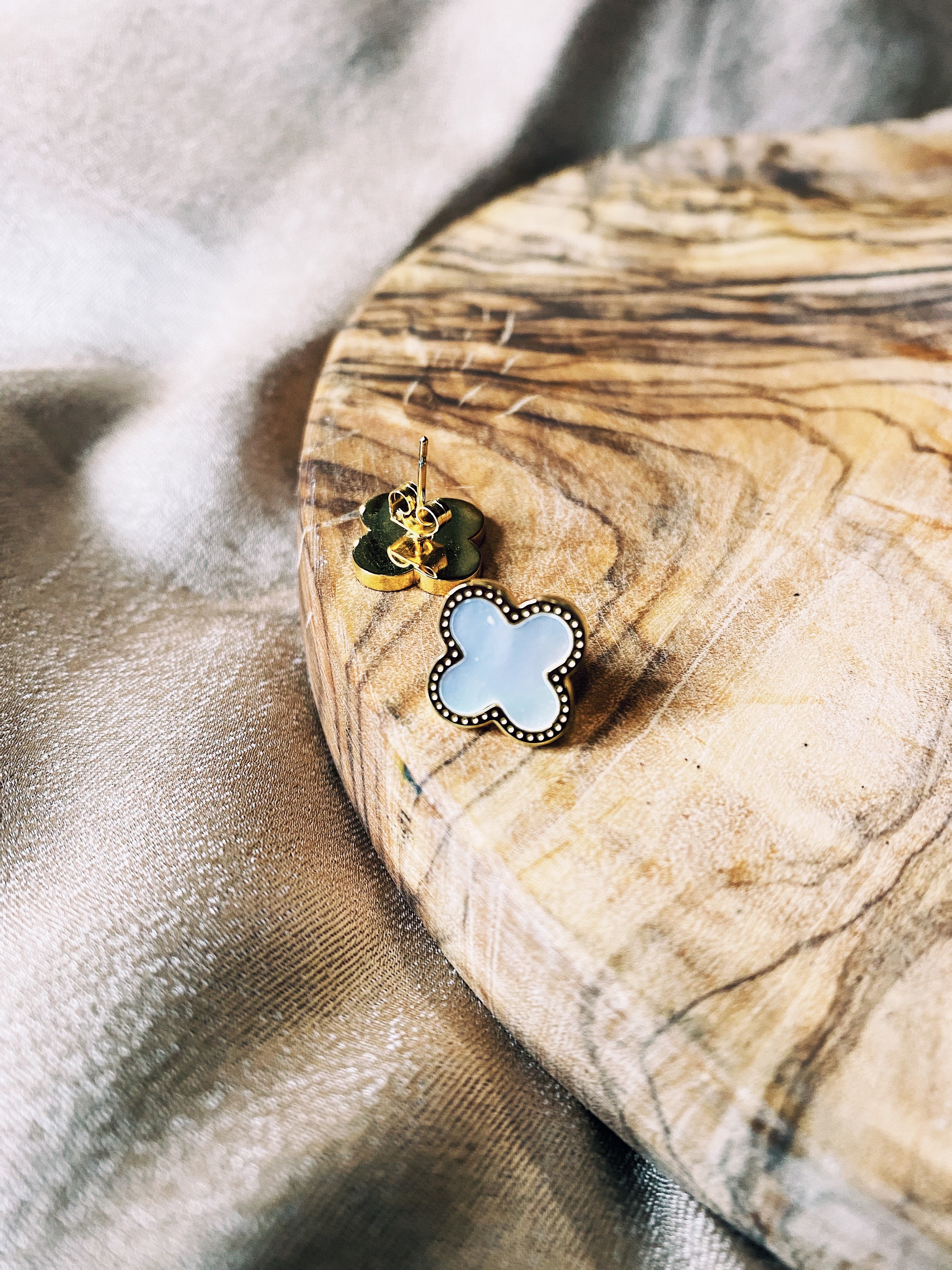 Single Motif Pearly Stud Earrings - WHITE