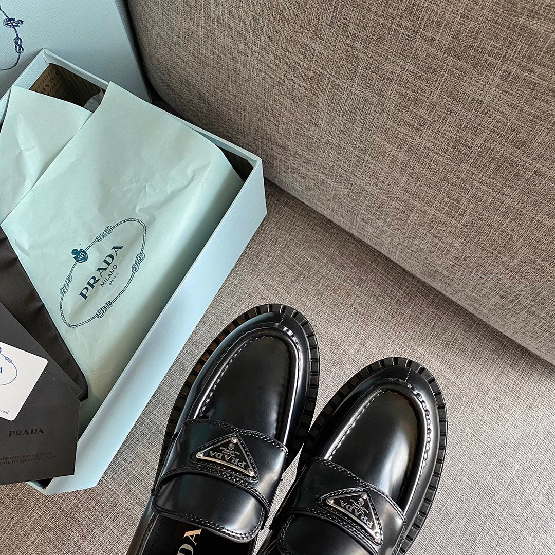 [TOP] PRADA Brushed Leather Logo Loafers- Black