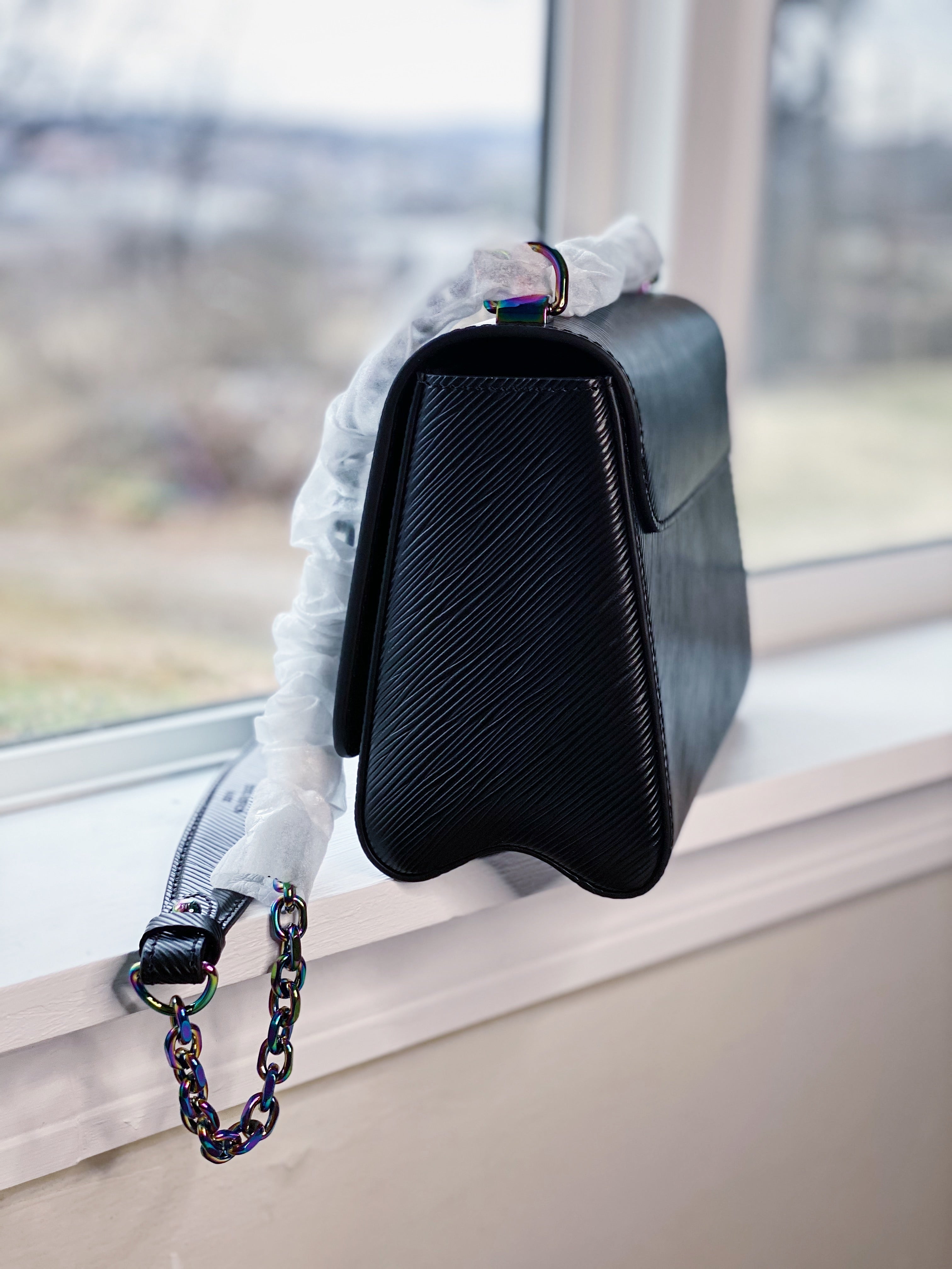 [TOP] Louis Vuitton LV £V Epi Twist Chain Bag 23X17X9.5CM - BLACK