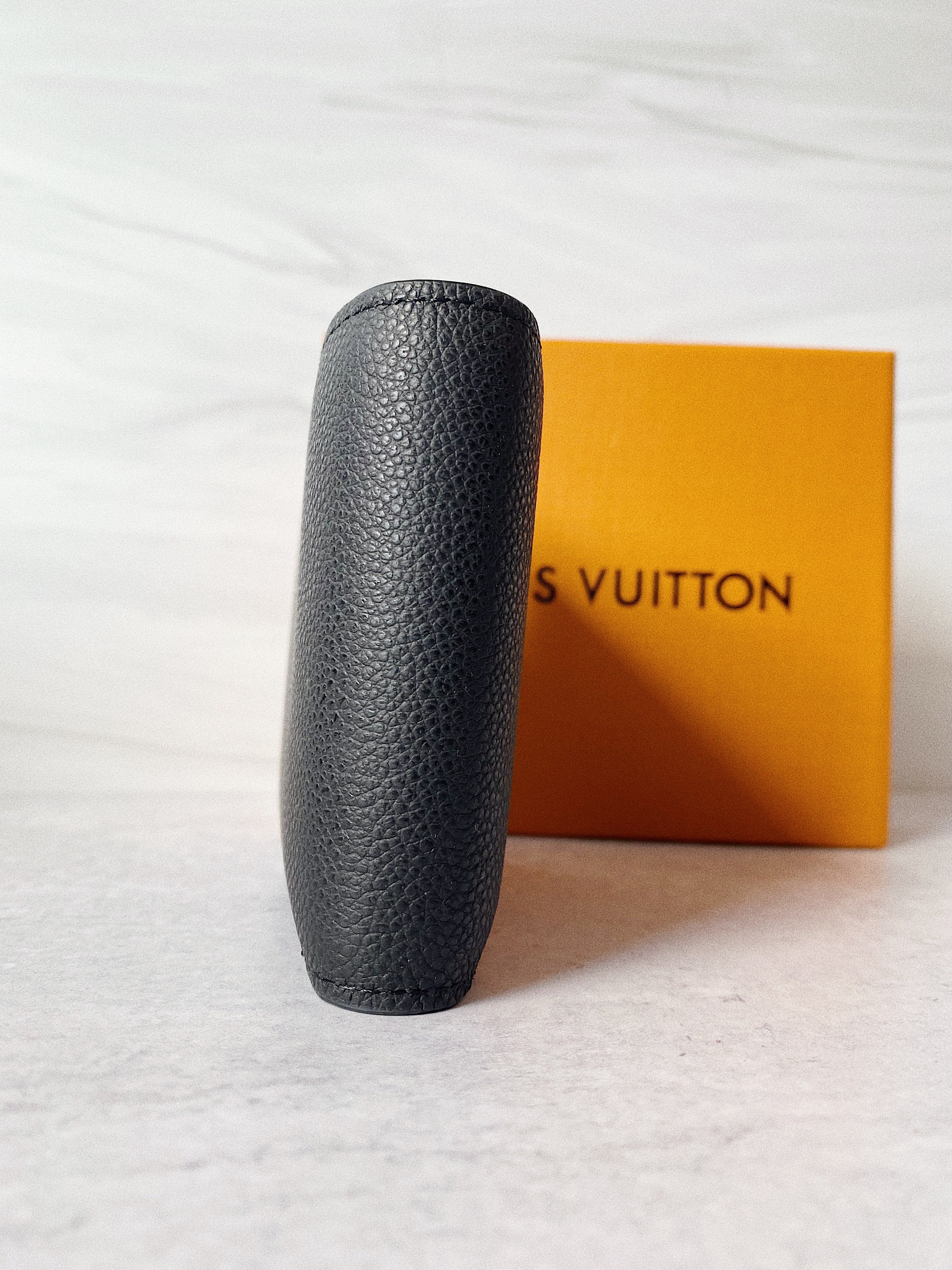 [TOP] Louis Vuitton LV L*V Plain Leather Logo Folding Men Wallet - Black