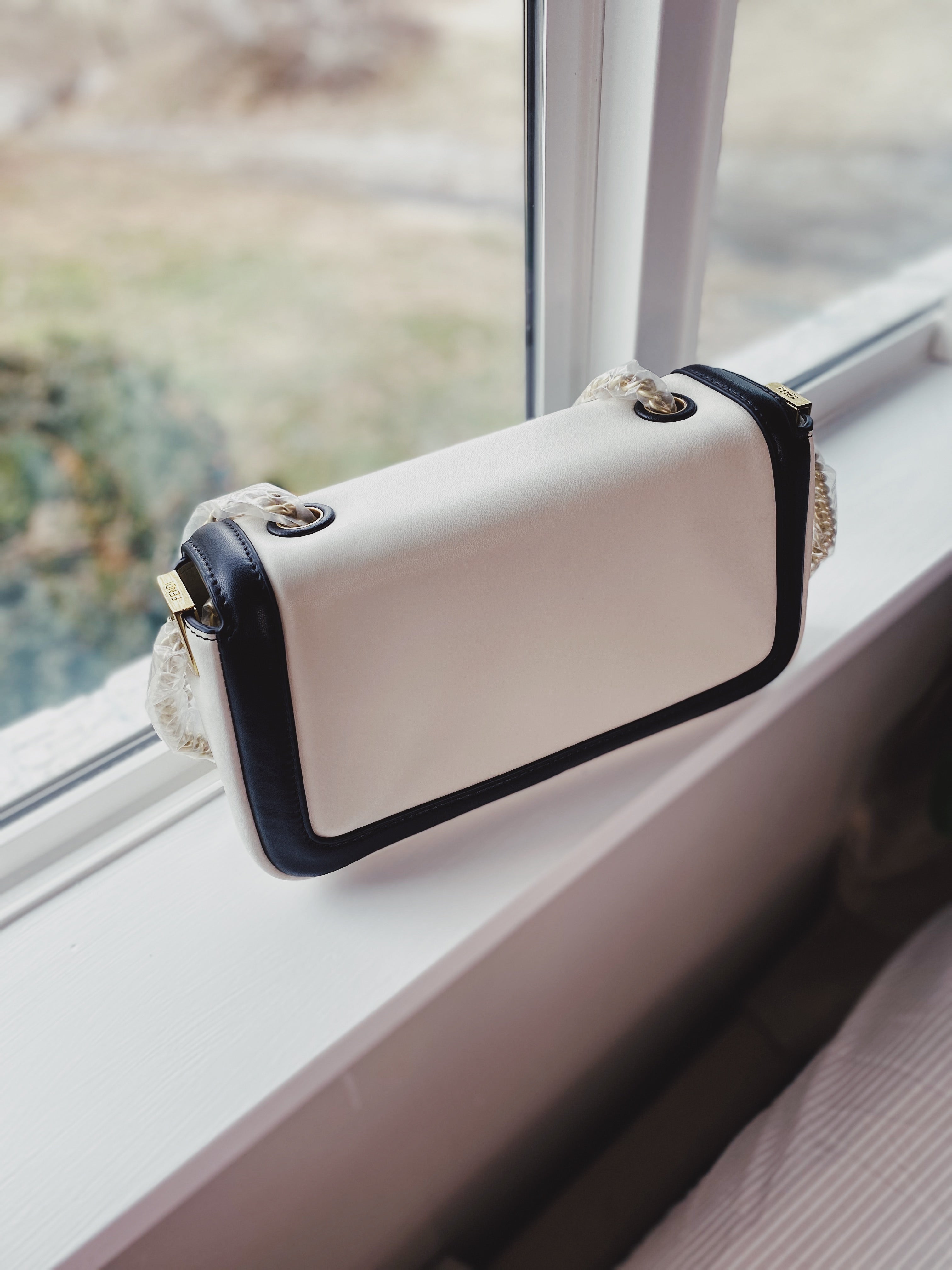 [TOP] FENDI White Baguette Shoulder Bag