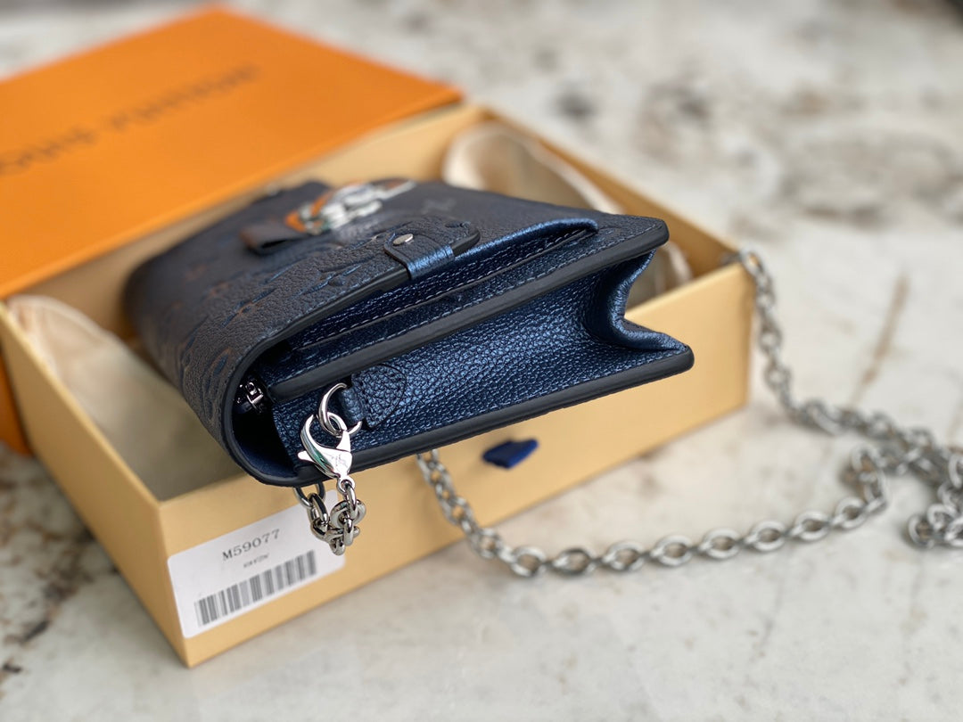 [TOP] Louis Vuitton LV L*V Vavin WOC Empreinte 19 x 12.5 x 4 cm - Pearly Blue