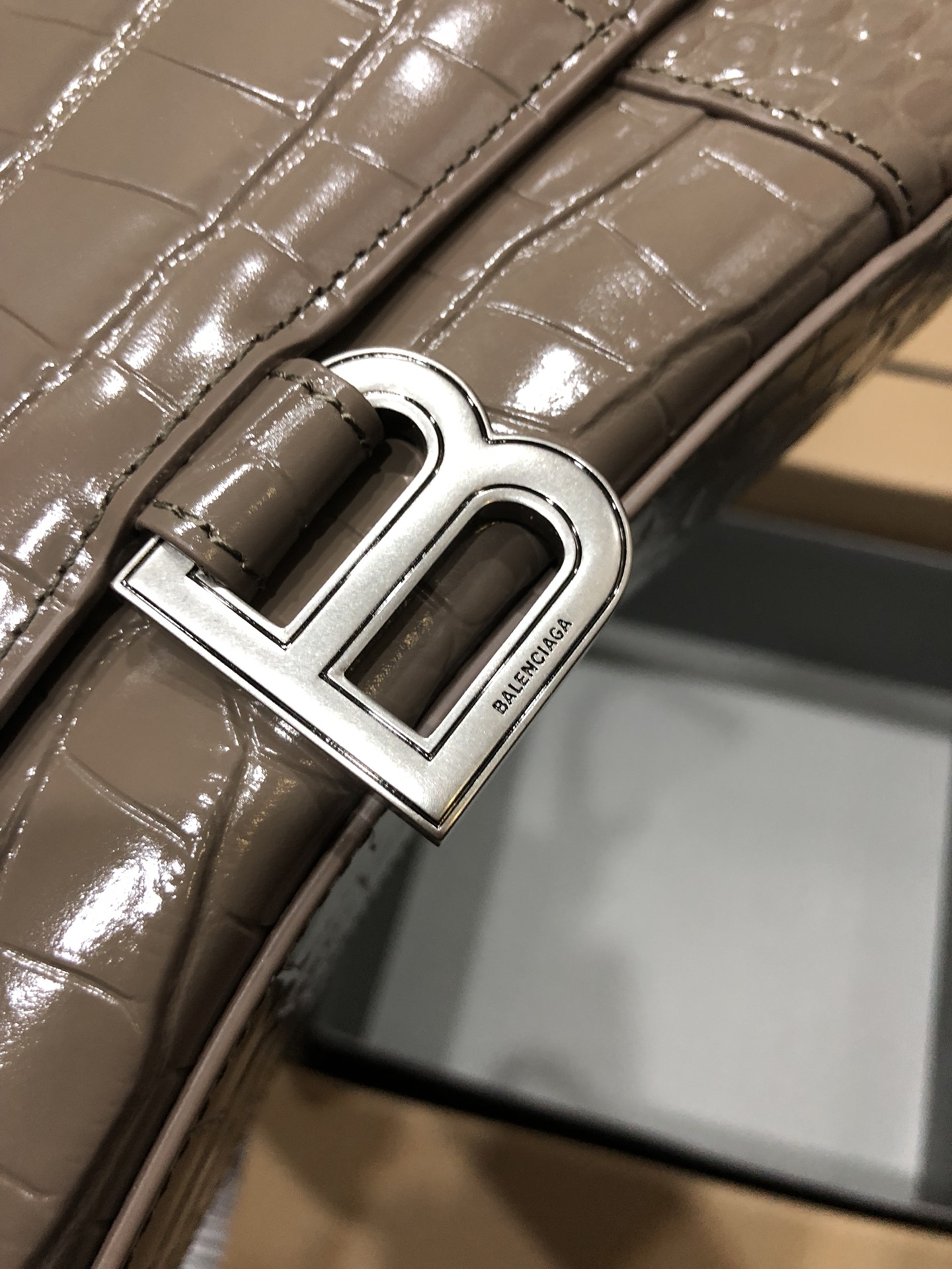 [TOP] BALENCIAGA Crocodile-Print Hourglass Bag 19/23cm - Brown