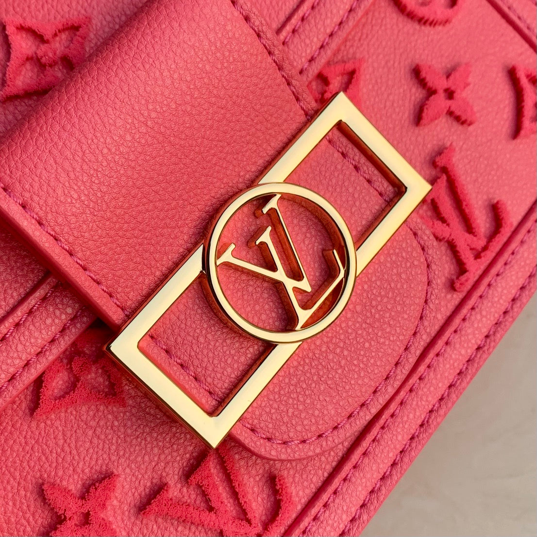 [TOP] Louis Vuitton LV L*V Mini Dauphine Tufted Monogram 20x15x9 cm- Rose Fluo