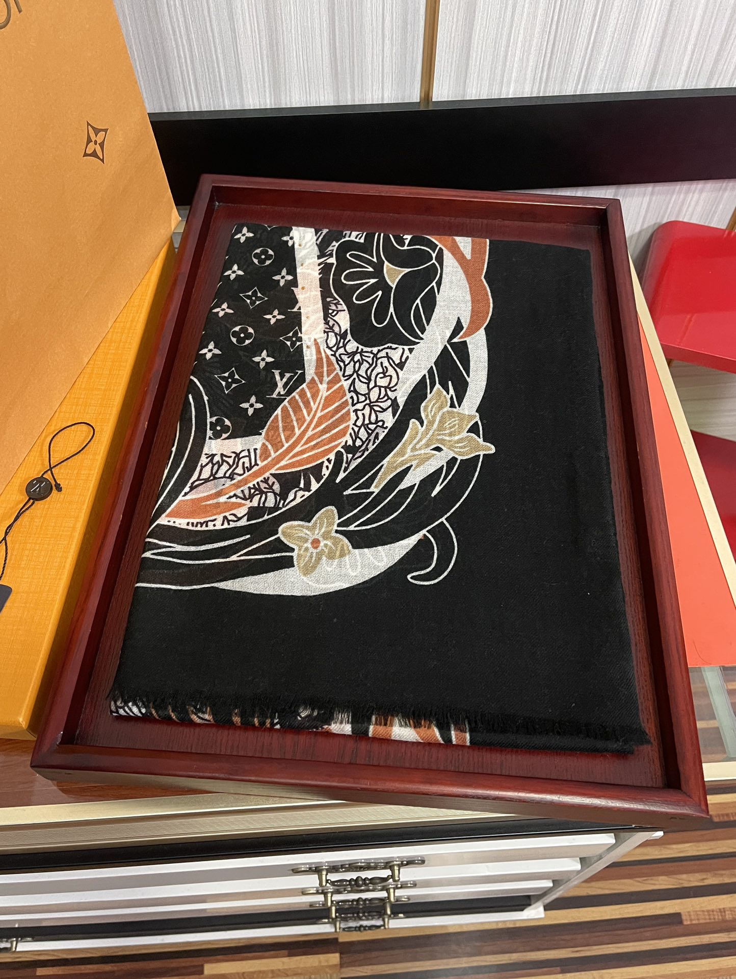 [TOP] Louis Vuitton LV L*V Cashmere Scarf