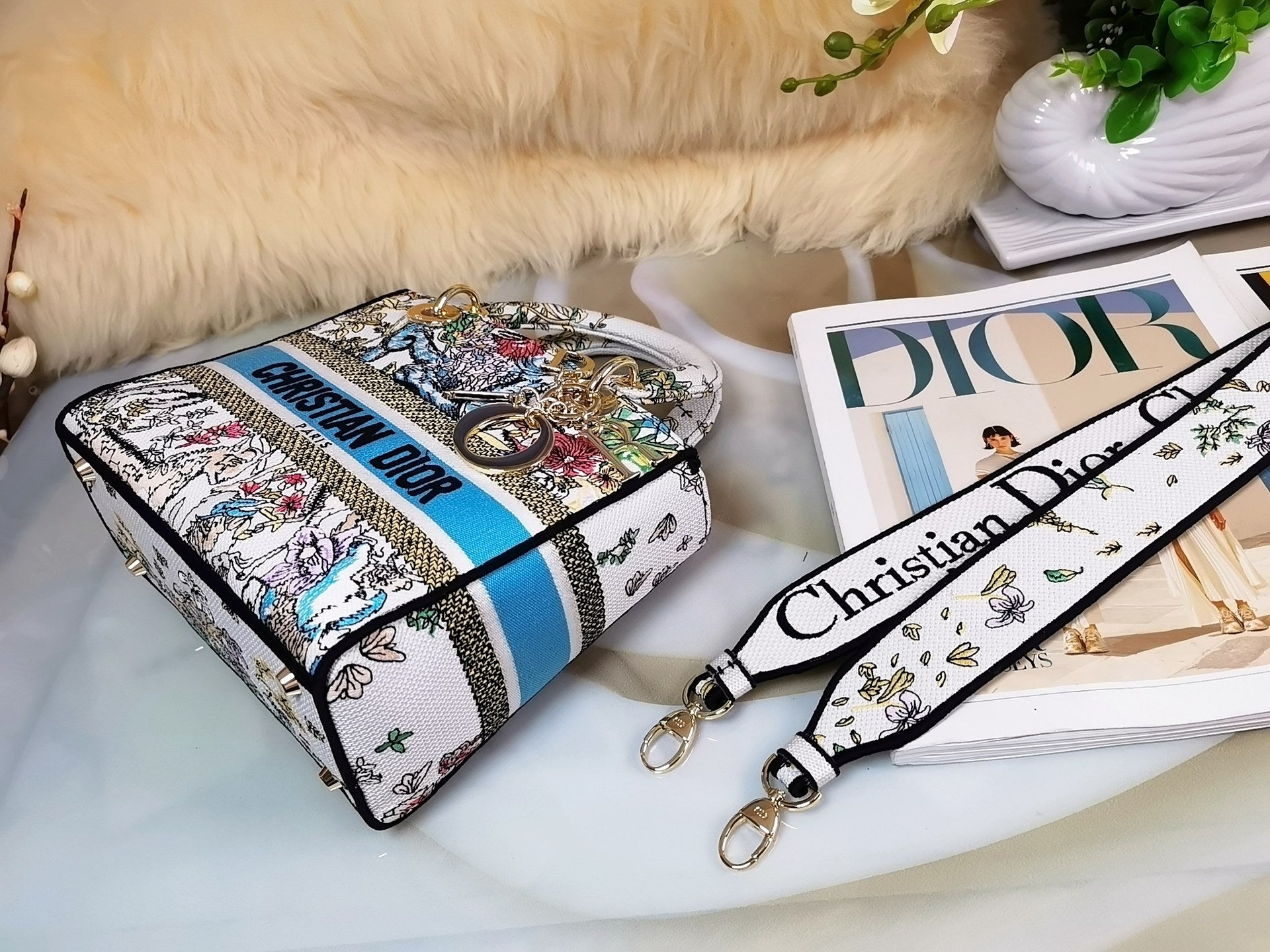 [TOP] Christian Dior Lady Christian Dior Bag D-Lite Embroidery Constellation Medium - White