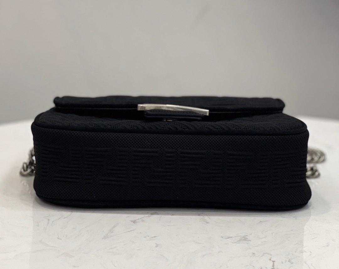 [TOP] FENDI FENDI Baguette Medium Chain Bag - Black