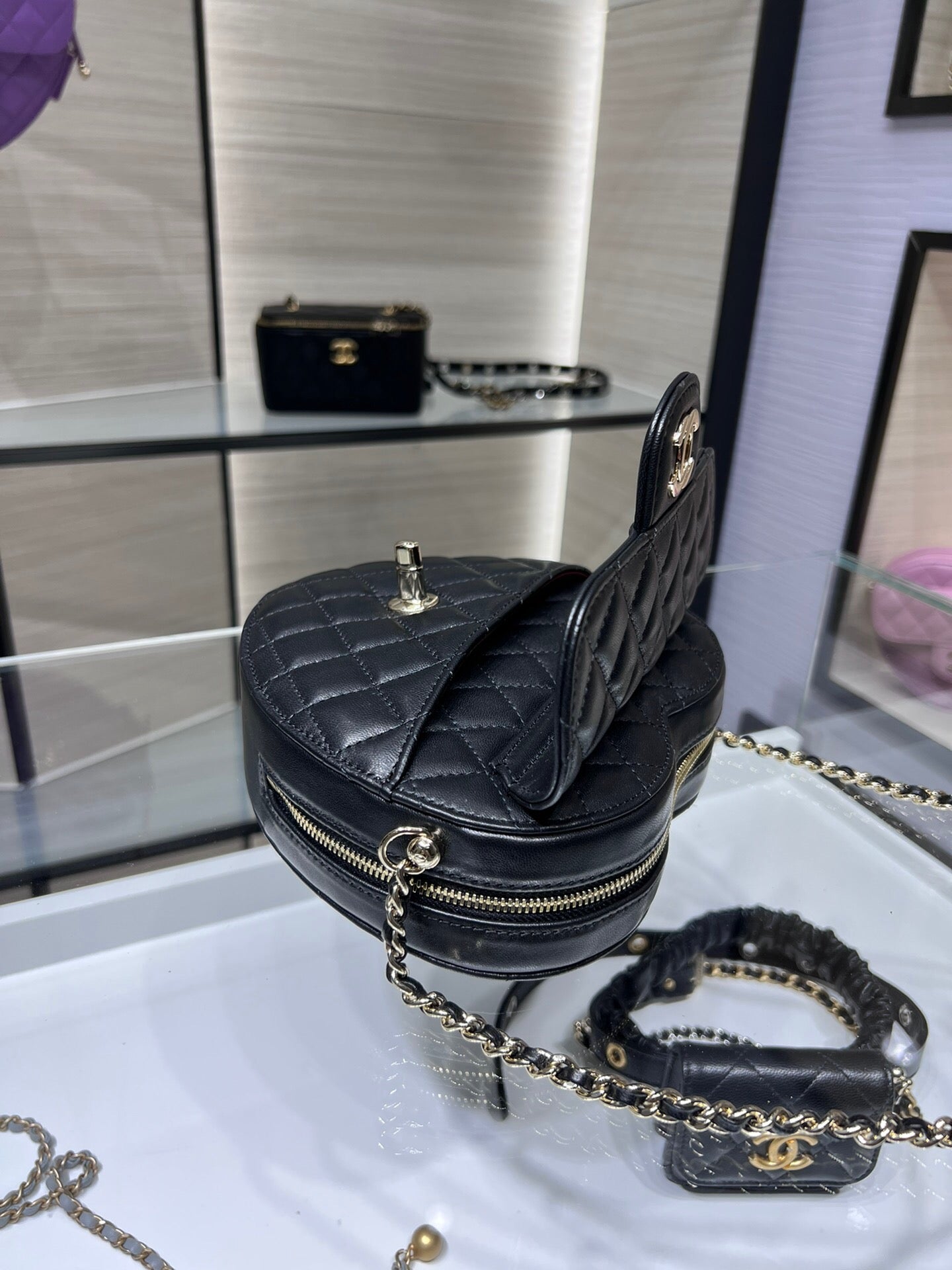 [TOP] CHANEL Heart Bag Large 16.5x18x6.5cm - Black & GHW