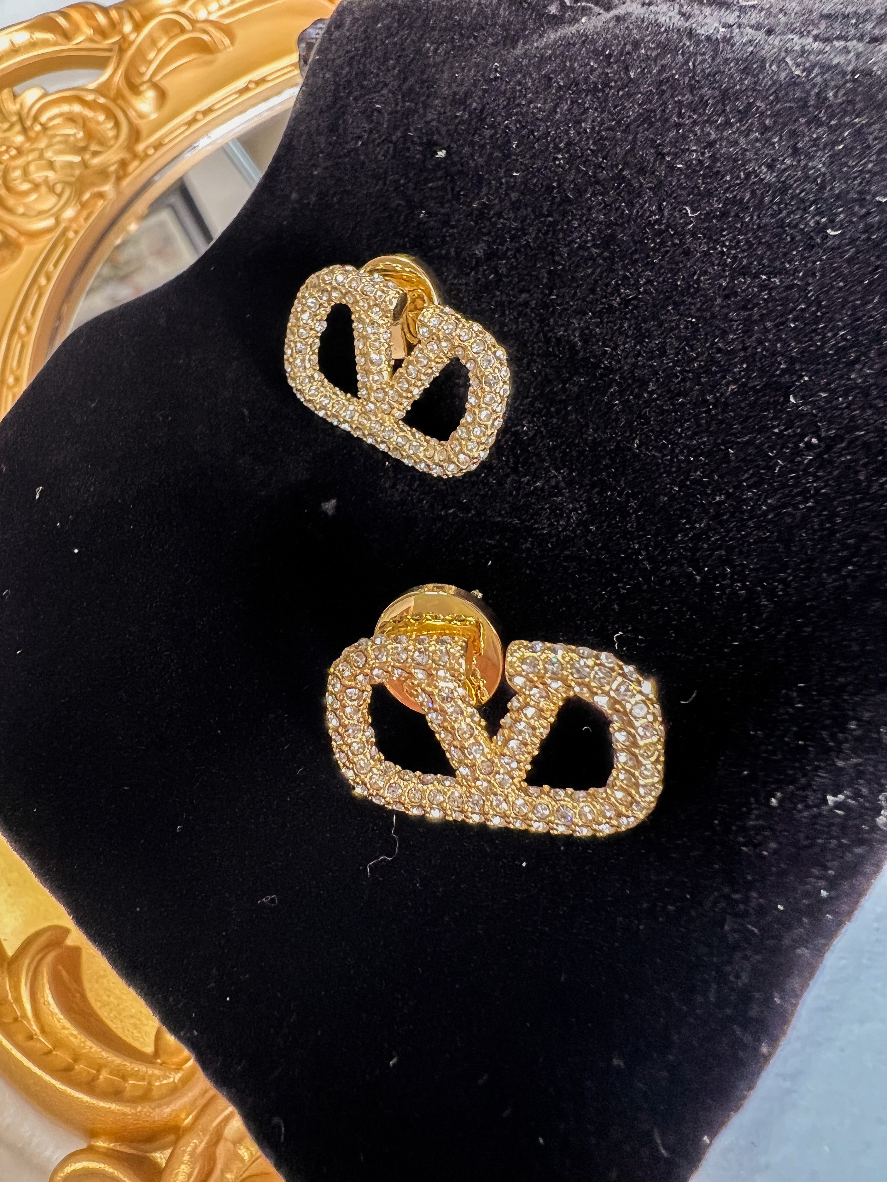 [TOP] VALENTINO  V Stud Earrings w Crystal - Gold