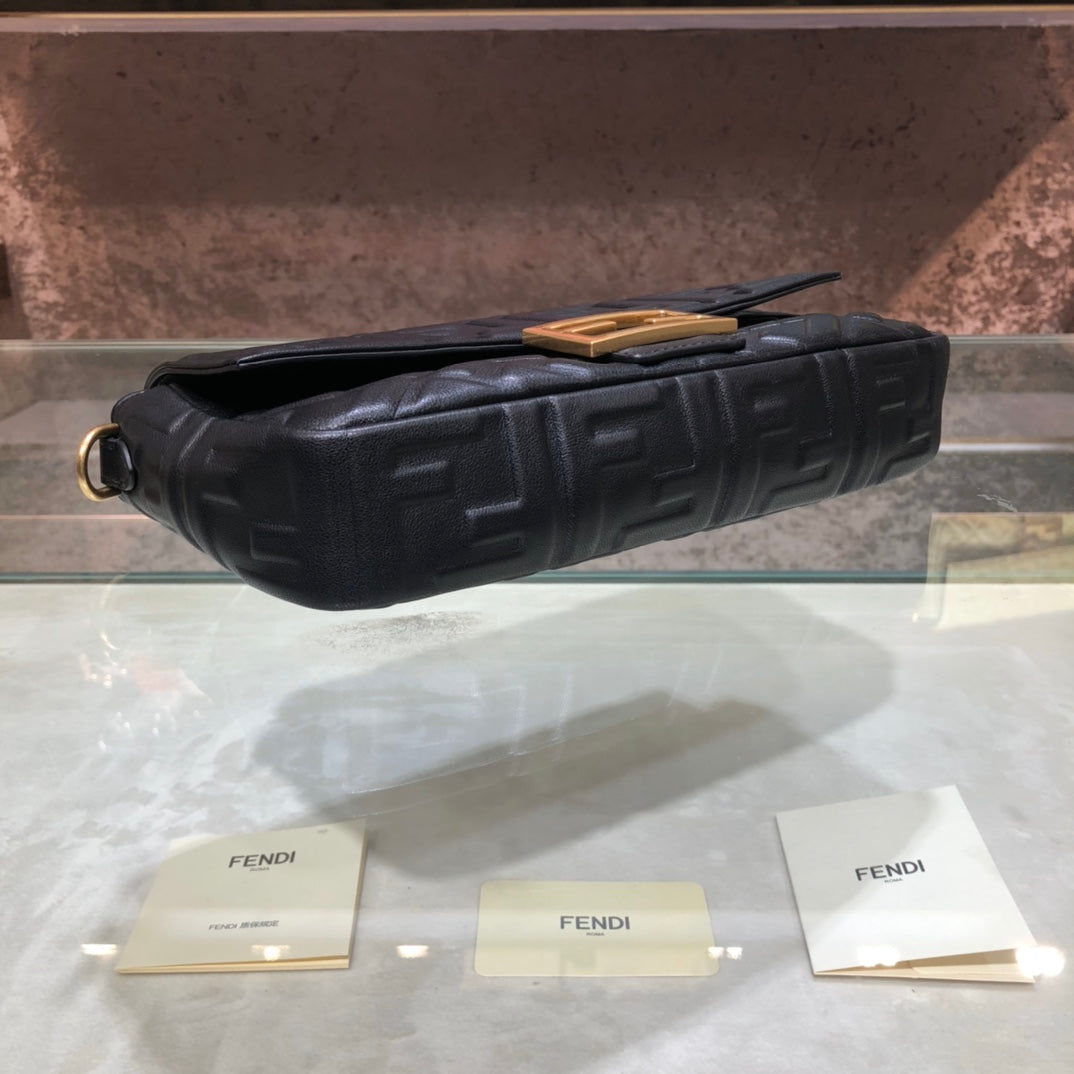 [TOP] FENDI FENDI Baguette Embossed Leather - Black