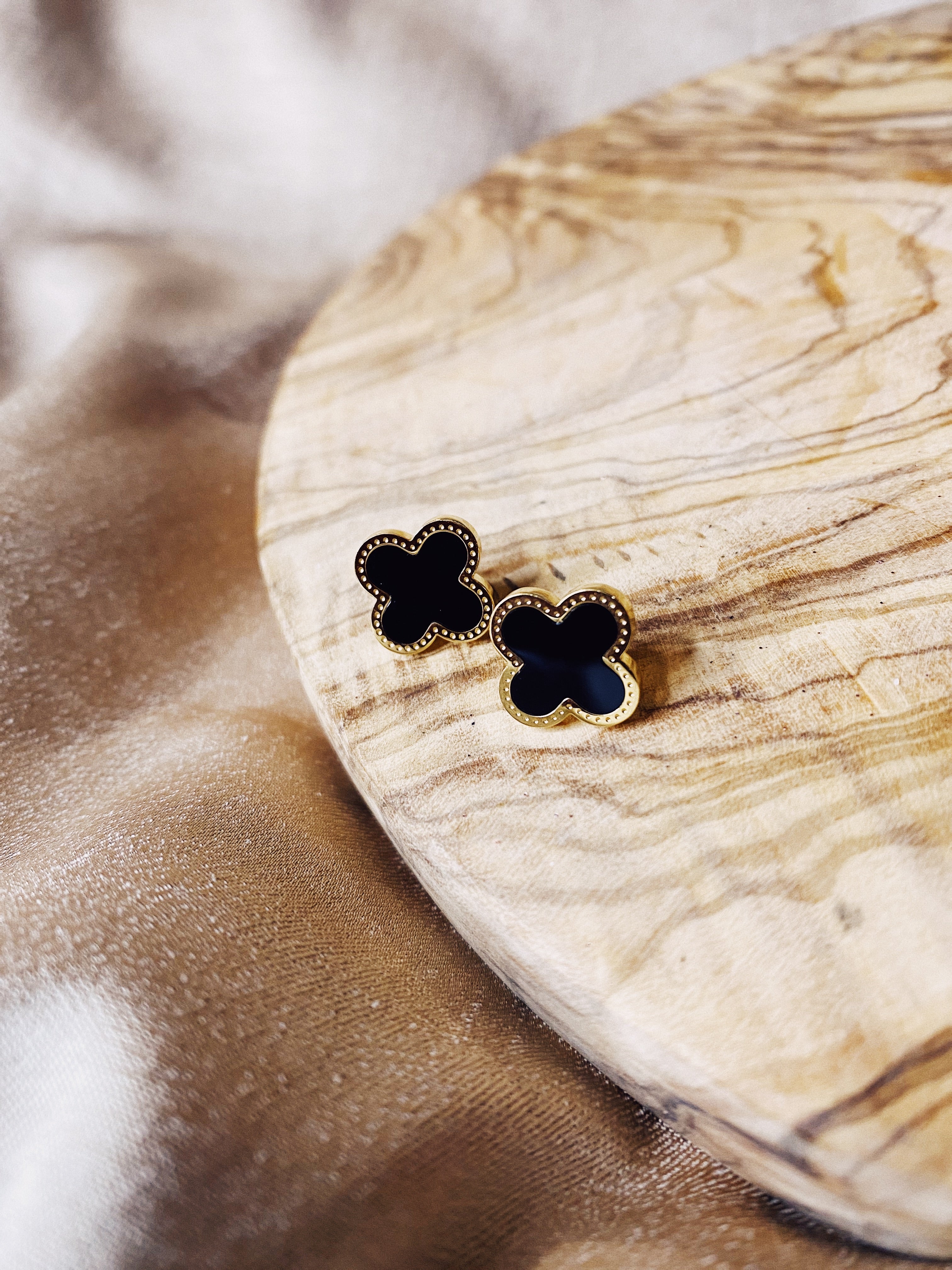 Single Motif Pearly Stud Earrings - BLACK