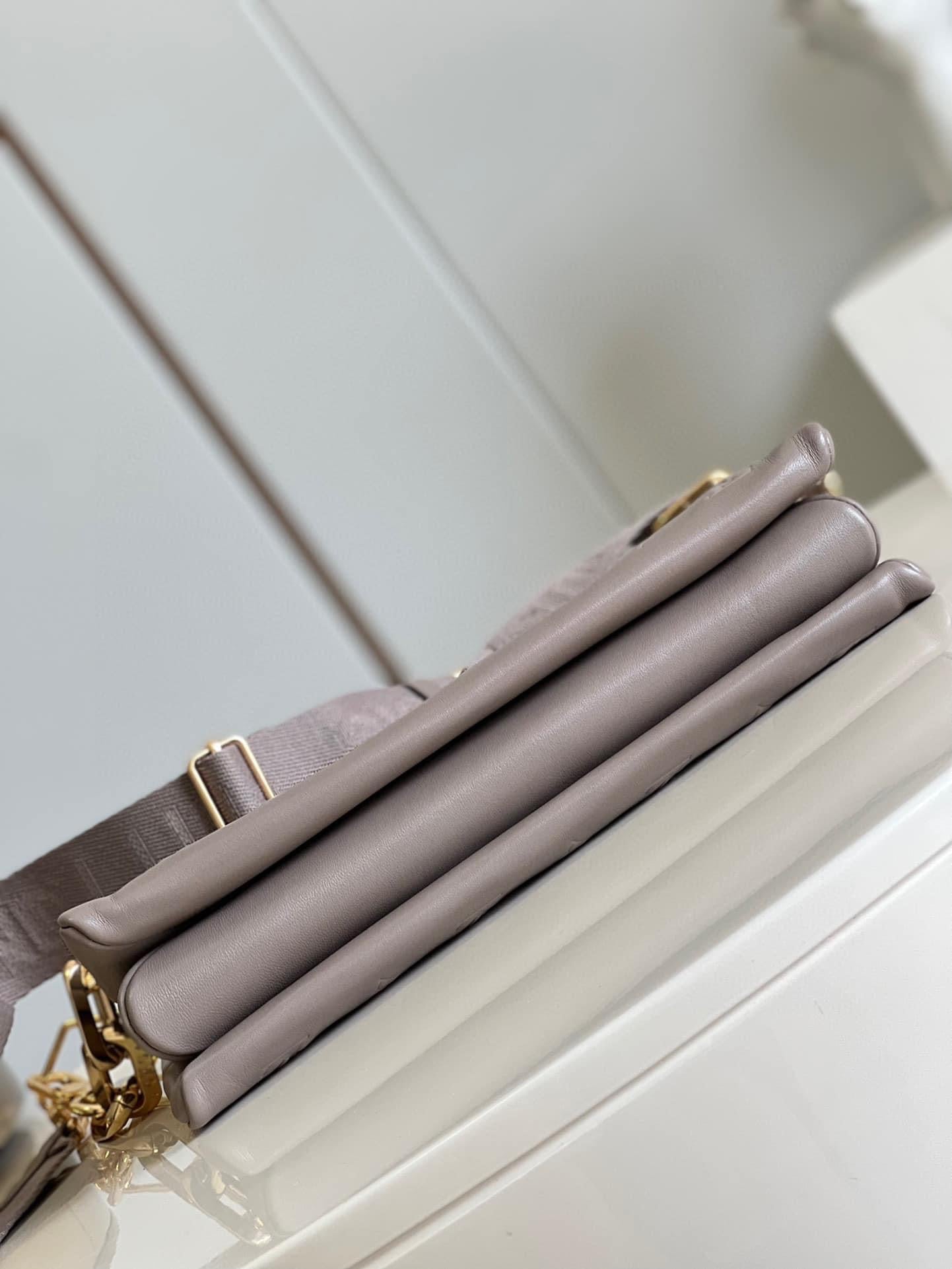 [TOP] Louis Vuitton LV Coussin MM 26x20x12cm- Grey Lamb