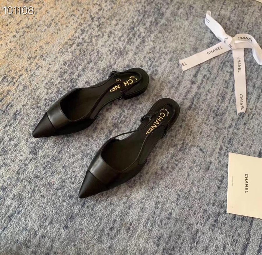 [TOP] CHANEL Two Tone Pointed Flats  - 2 Colours