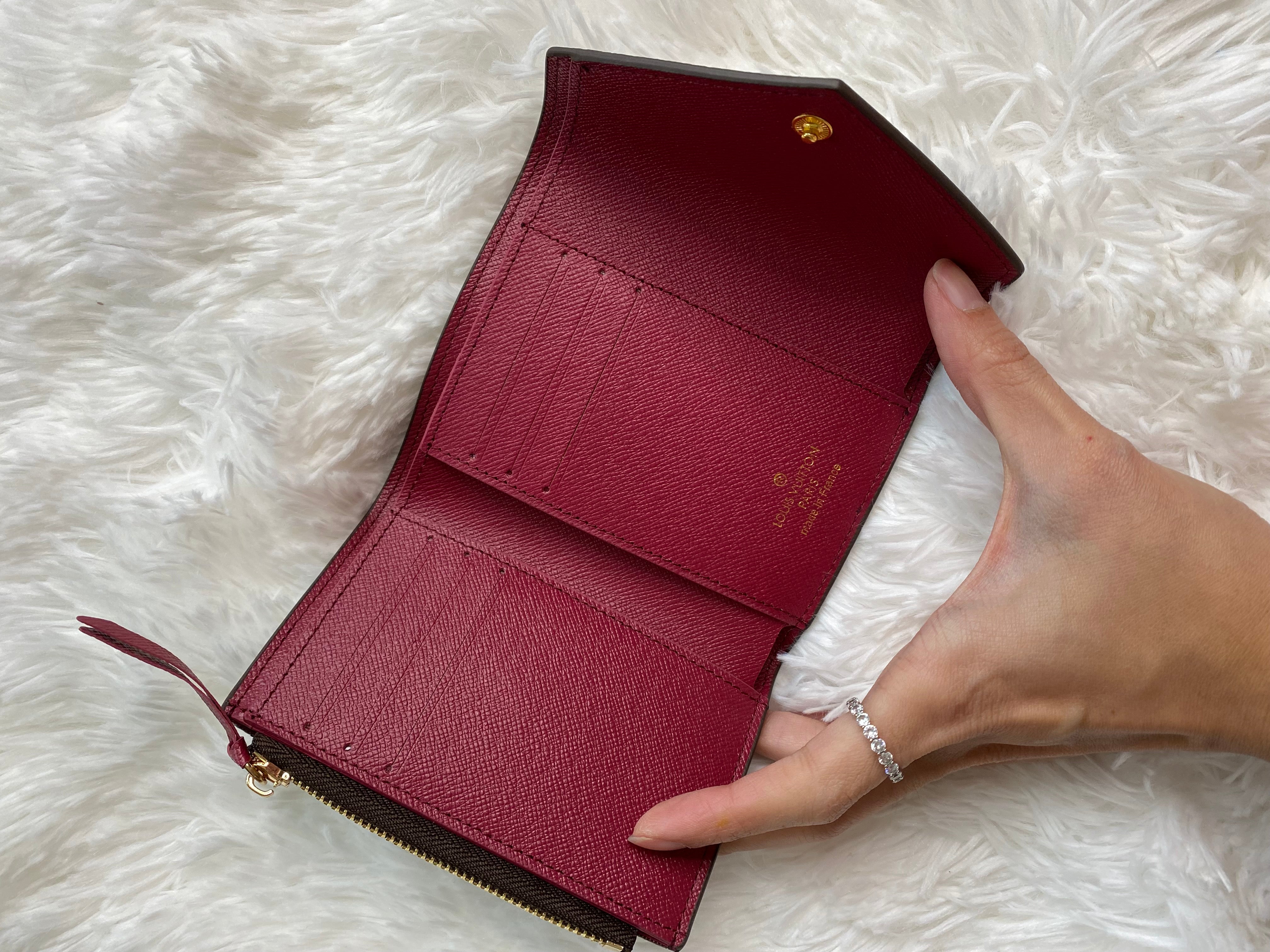 [TOP] Louis Vuitton LV £V Monogram Victorine Fold Wallet - Dark Pink