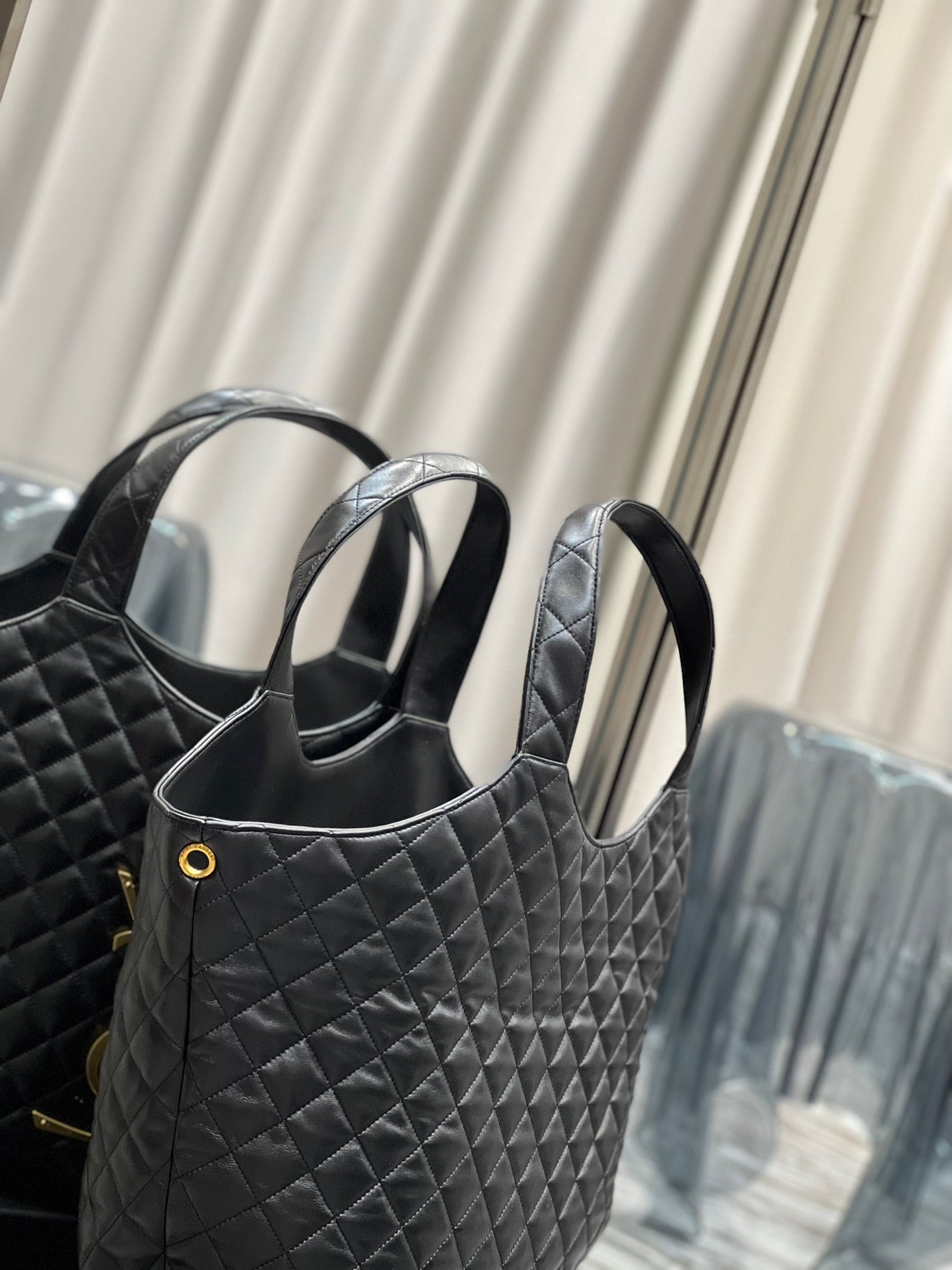 [TOP] Yves Saint Laurent YSL Lambskin Icare Tote - Black