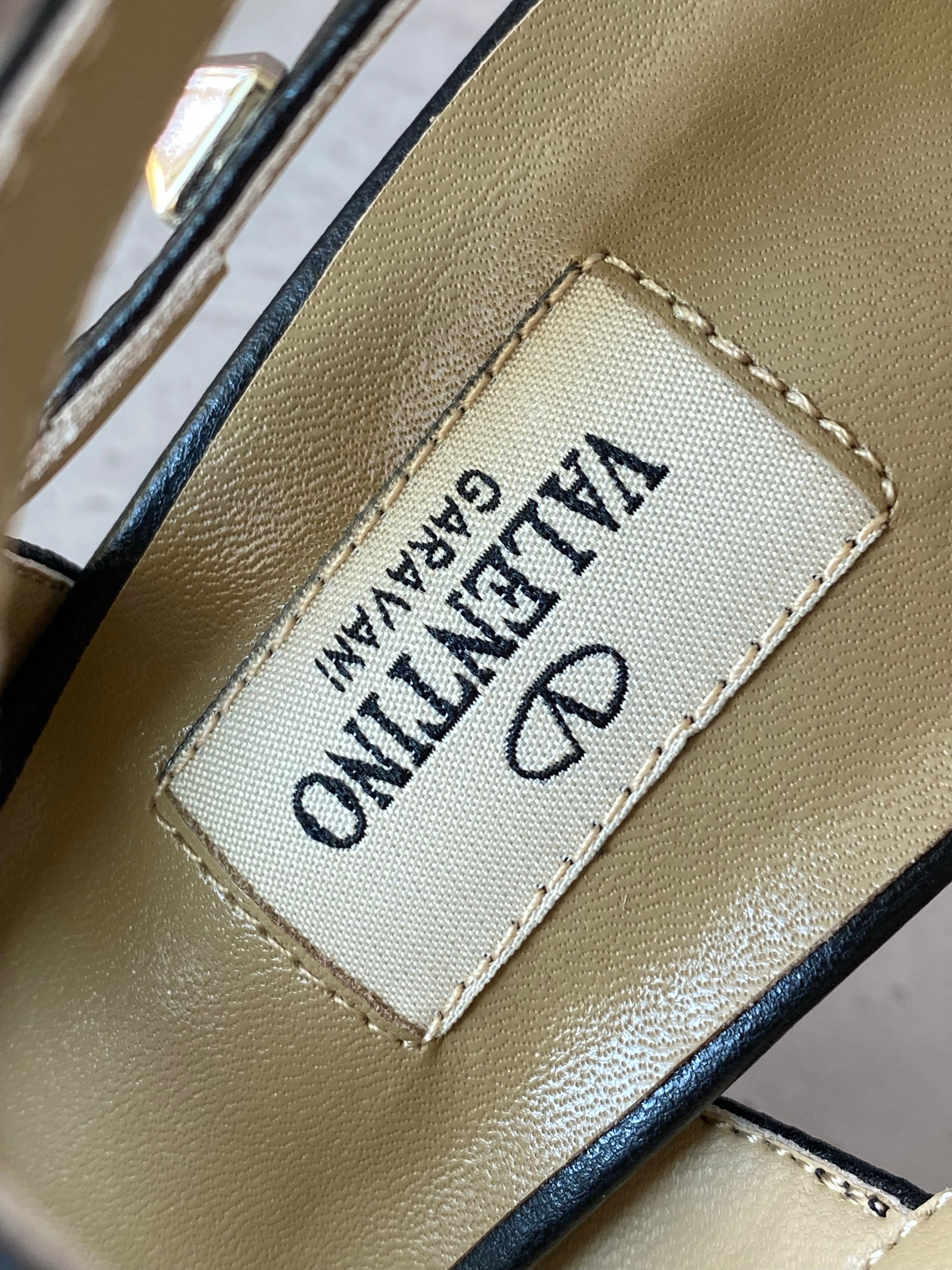 [TOP] VALENTINO  Rock Studs High Heels Grainy Leather - Black