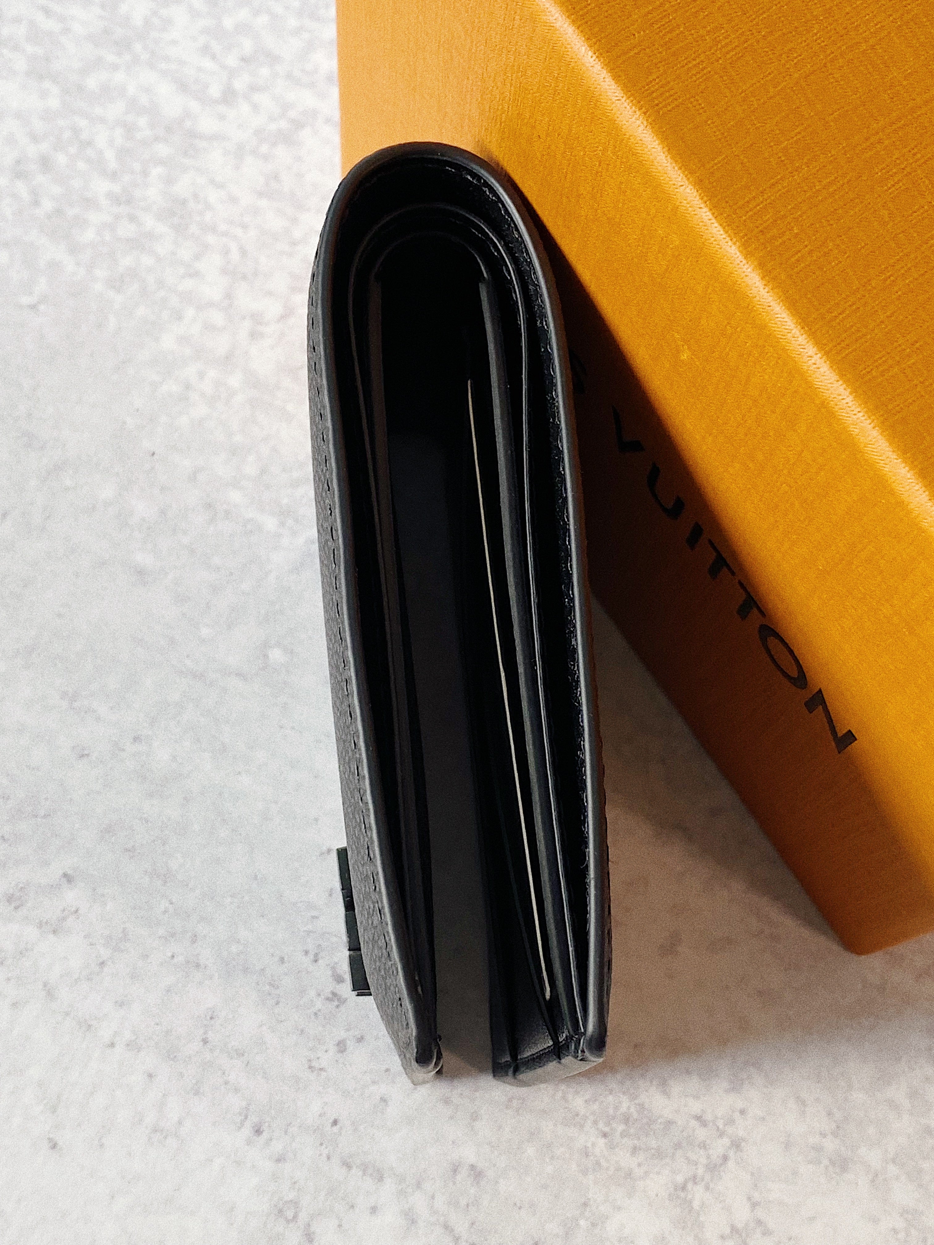 [TOP] Louis Vuitton LV L*V Plain Leather Logo Folding Men Wallet - Black