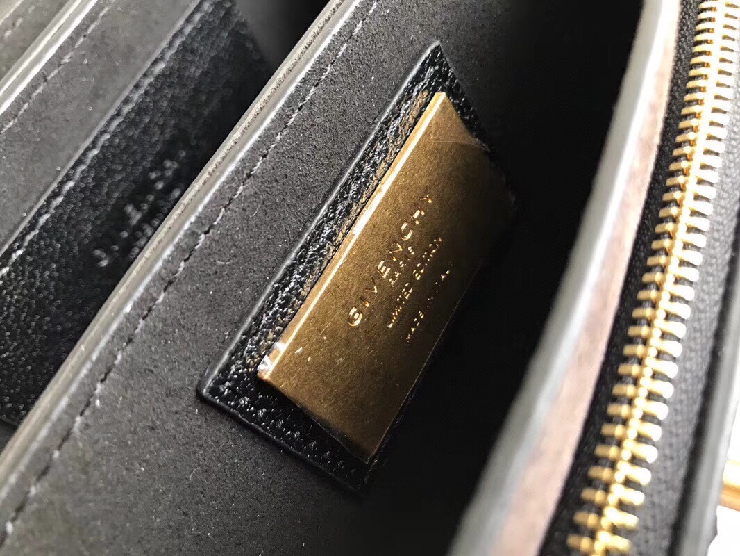 [Top] GIVENCHY GV3 Shoulder Bag 21x14x7cm - Black