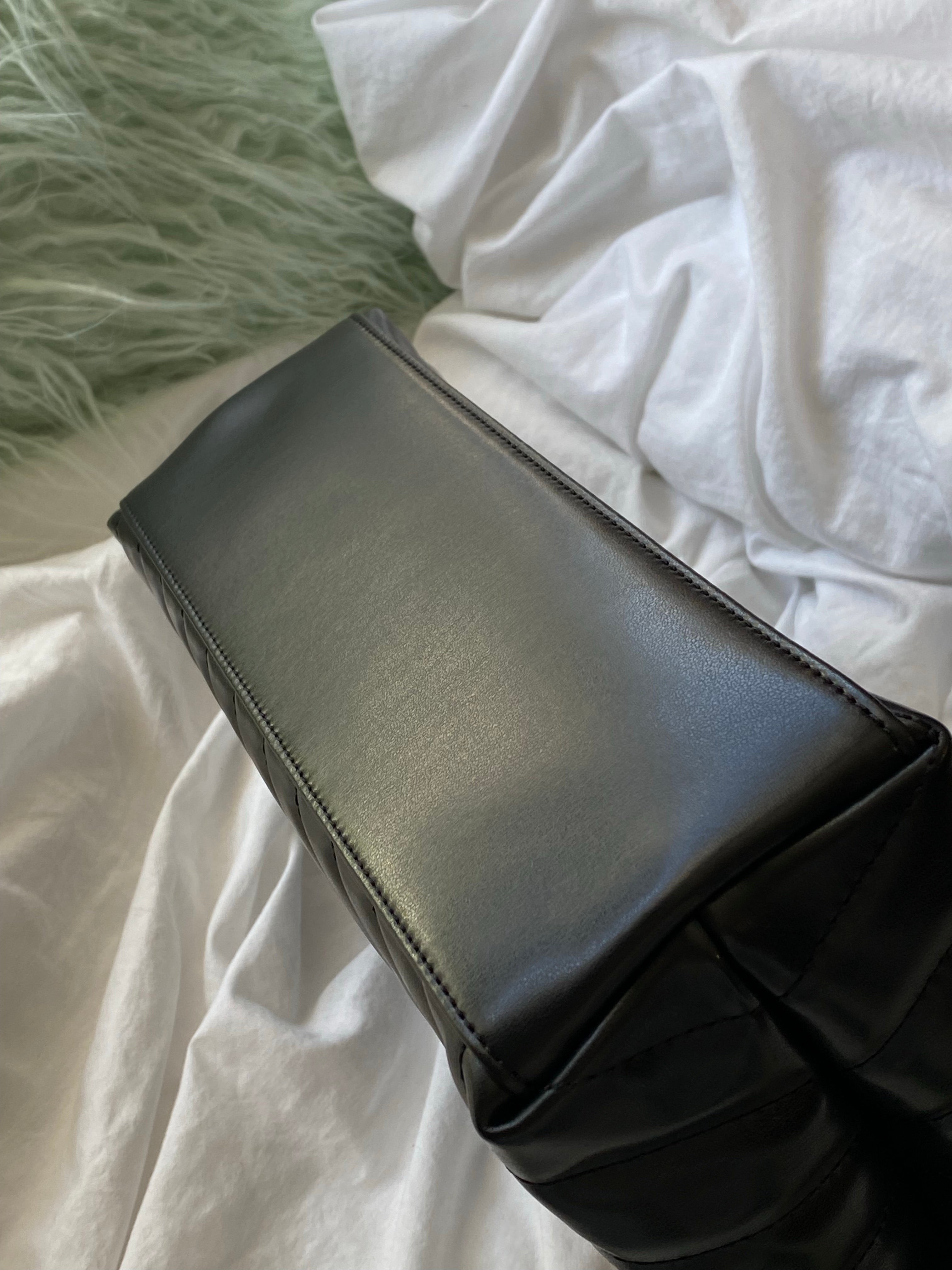 [TOP] Yves Saint Laurent YSL LouLou Bag Medium 25cm - Black w GHW