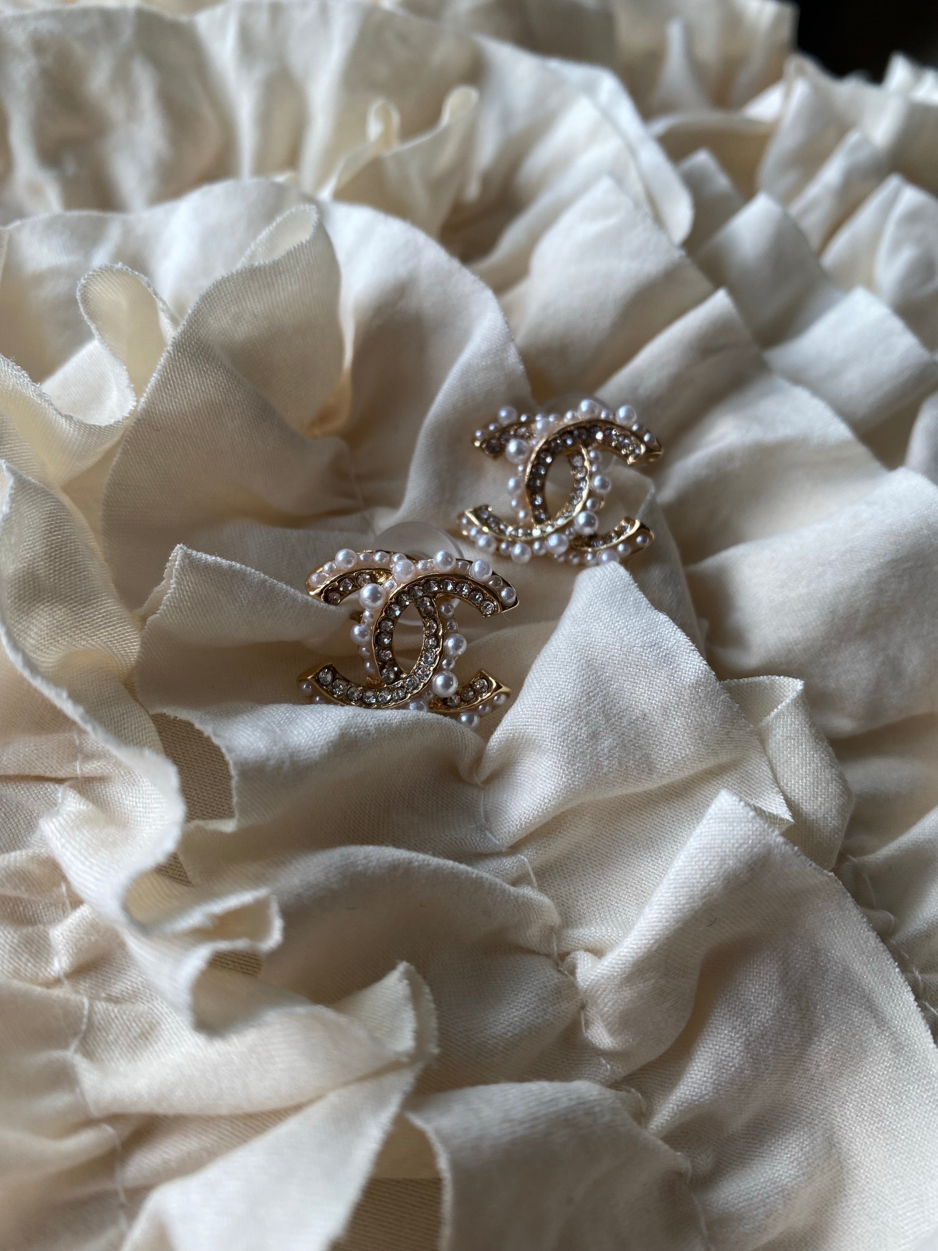 [TOP] CHANEL Stud Pearls Earrings