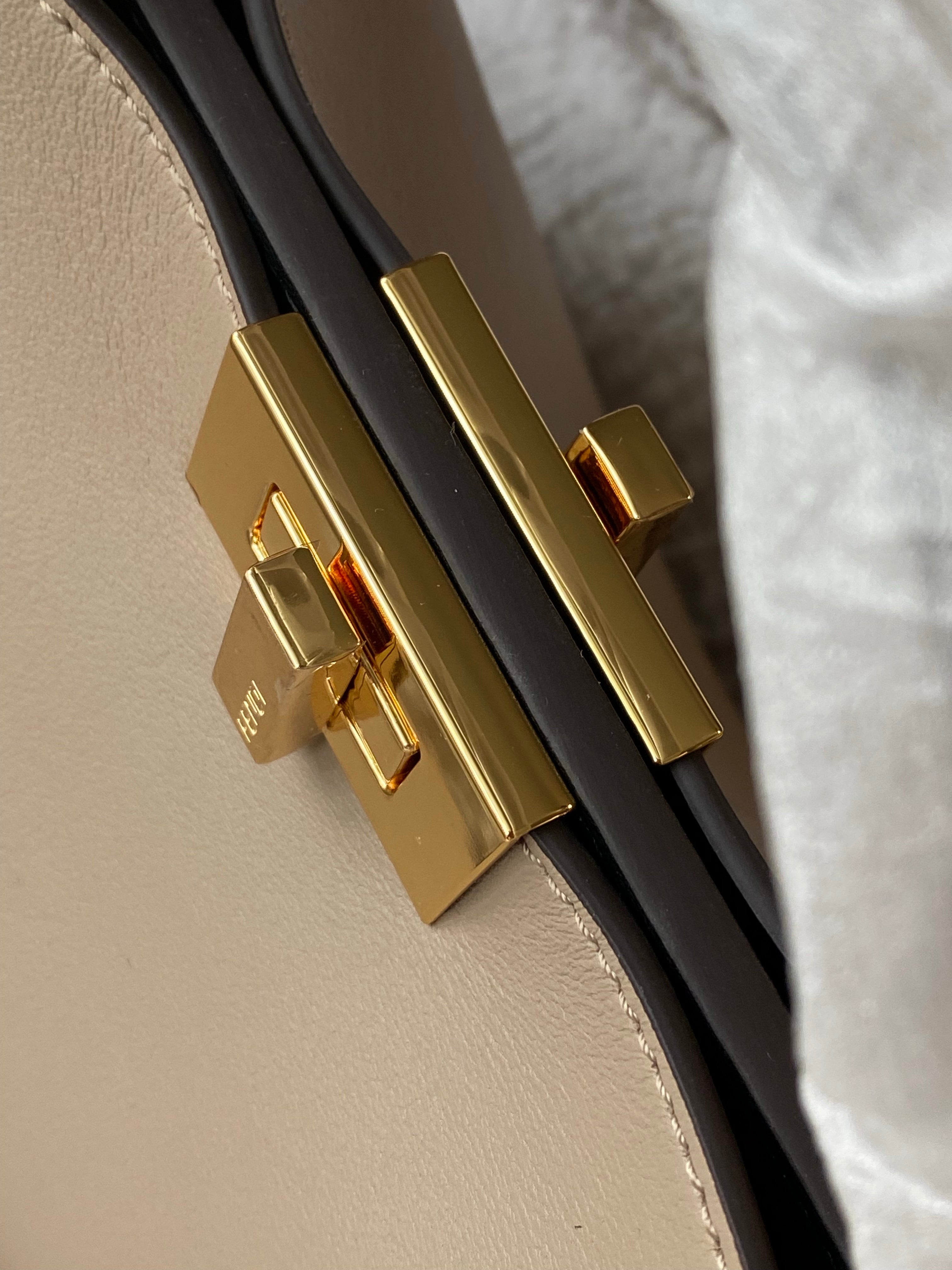 [TOP] FENDI Peekaboo Essentially Medium Bag - Tan