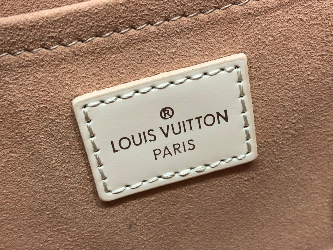 [TOP] Louis Vuitton LV  Cluny Epi Leather 20 x 16 x 7.5 cm- Creamy White