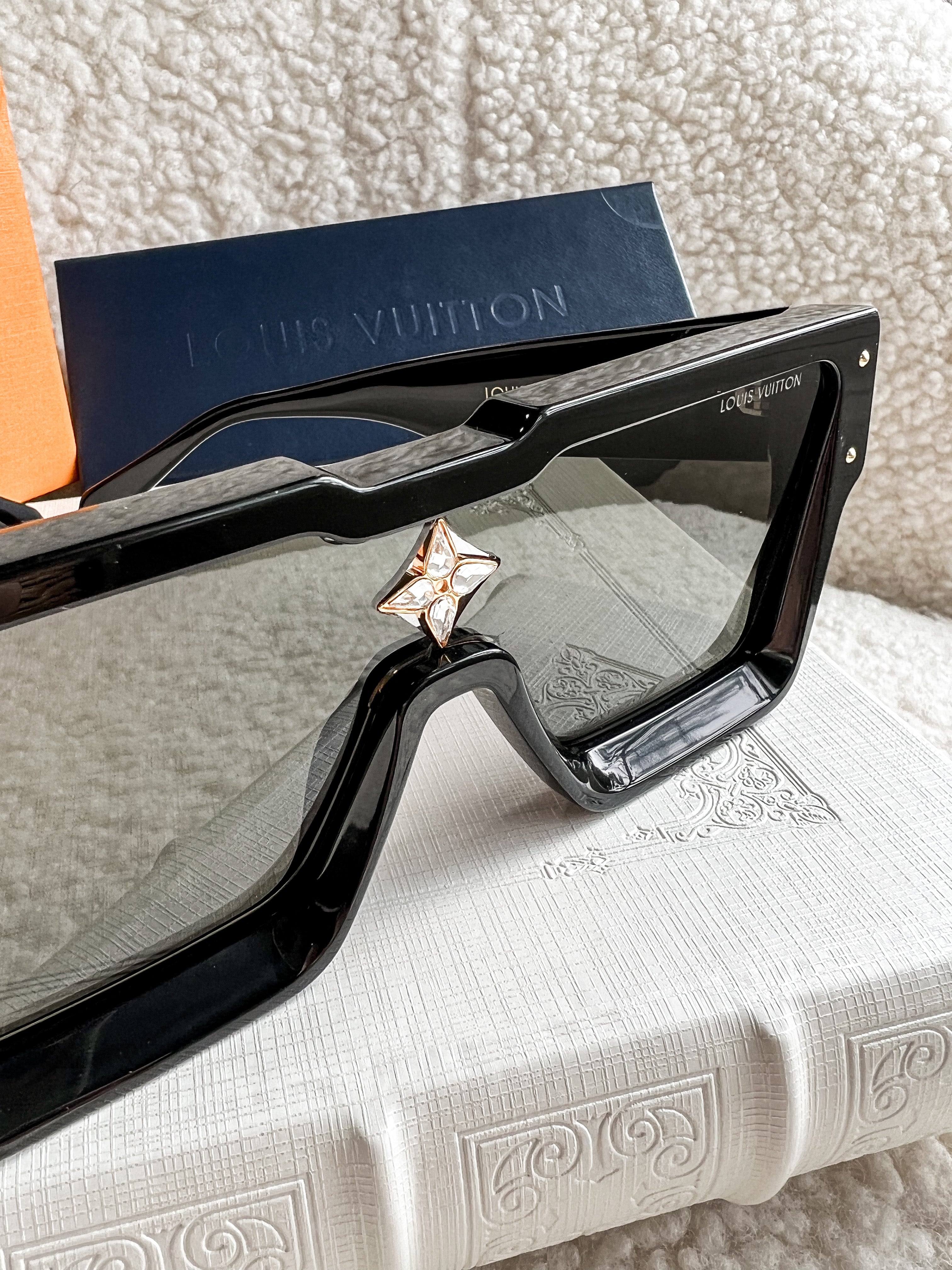 [TOP] Louis Vuitton LV L*V Cyclone Sunglasses -  Black