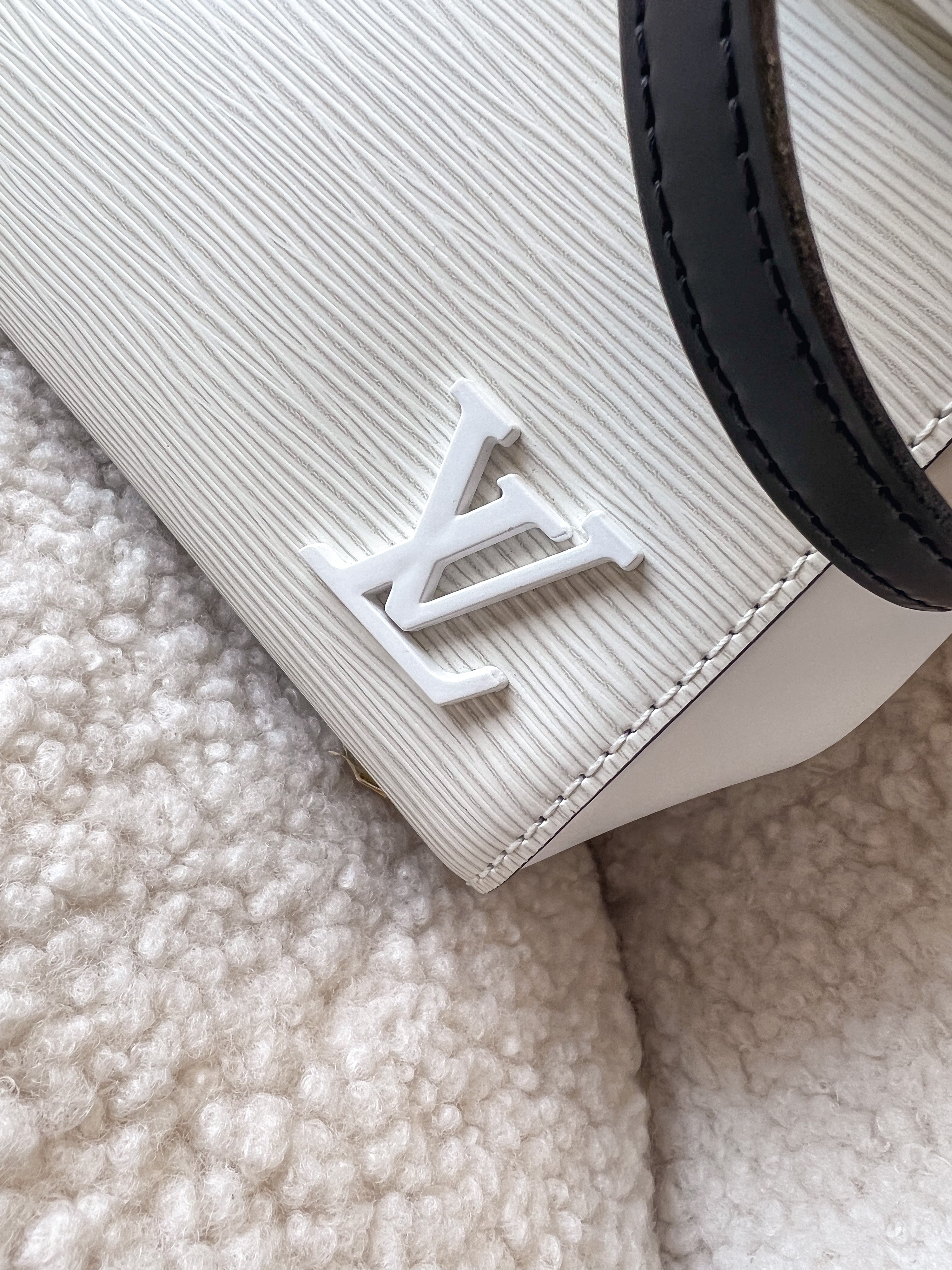 [TOP] Louis Vuitton LV Cluny MM Epi Leather 19 ×10 ×24 cm- White