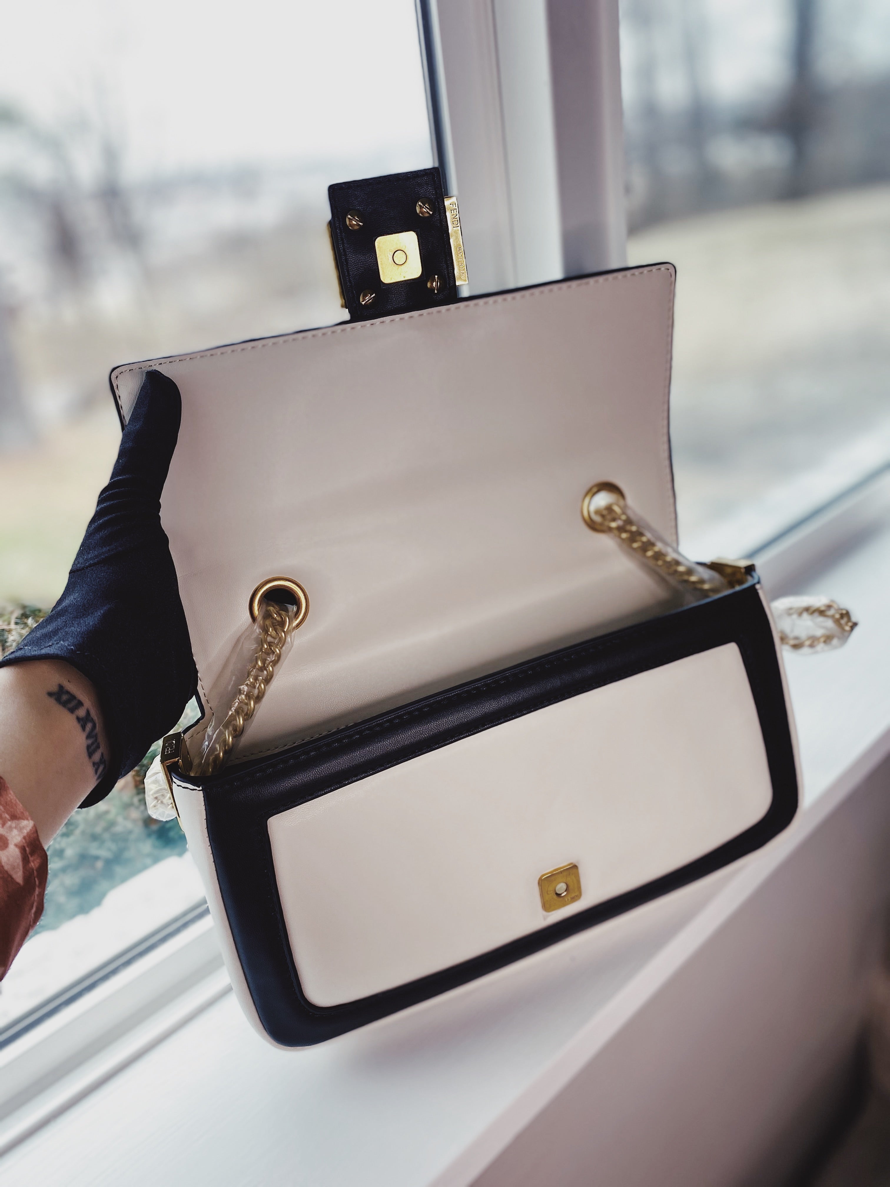 [TOP] FENDI White Baguette Shoulder Bag