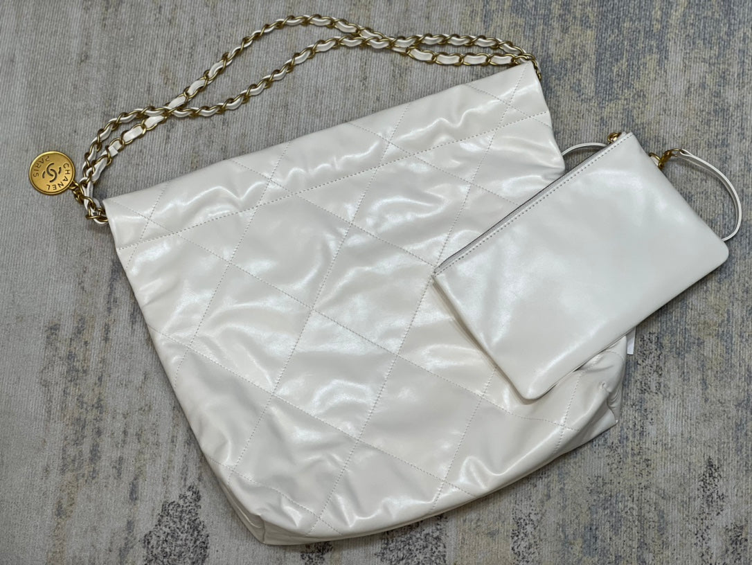 [TOP] CHANEL 22 Bag Small 35cm - White & Black Logo