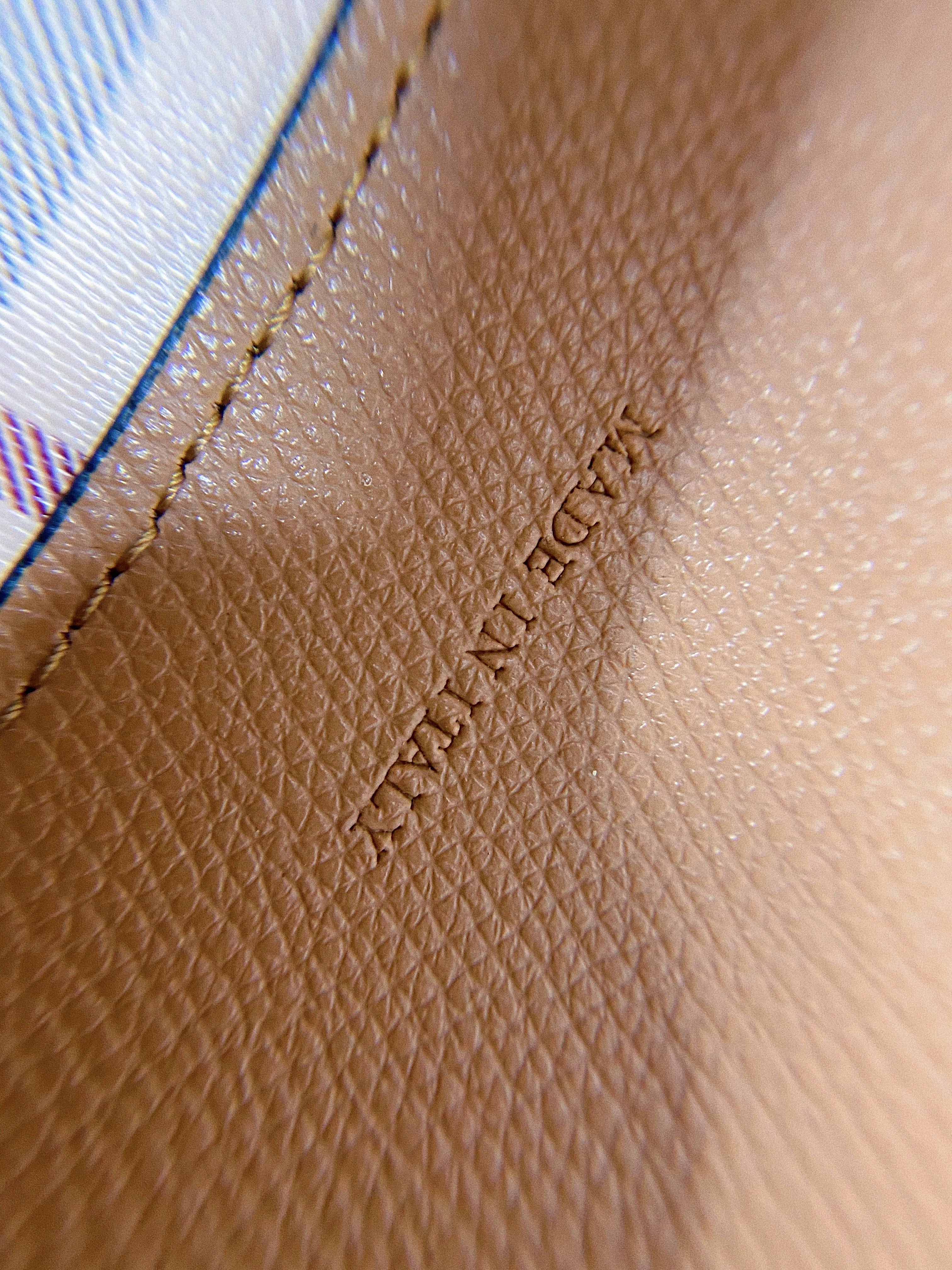 [TOP] BURBERRY Reversible Tote - Nude