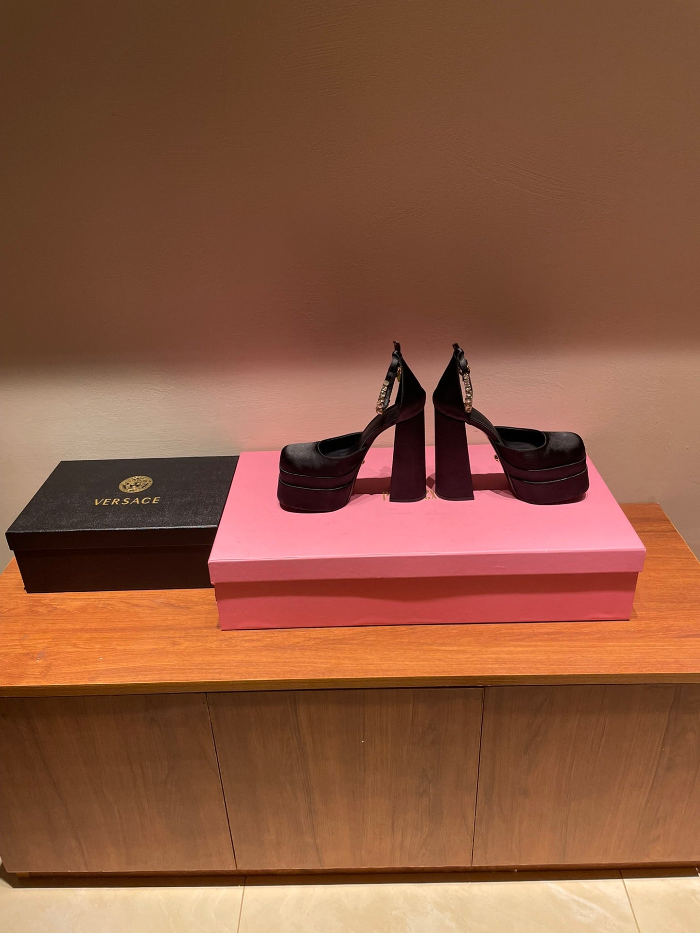 [TOP] VERSACE Platform High Heels in Silk - Black